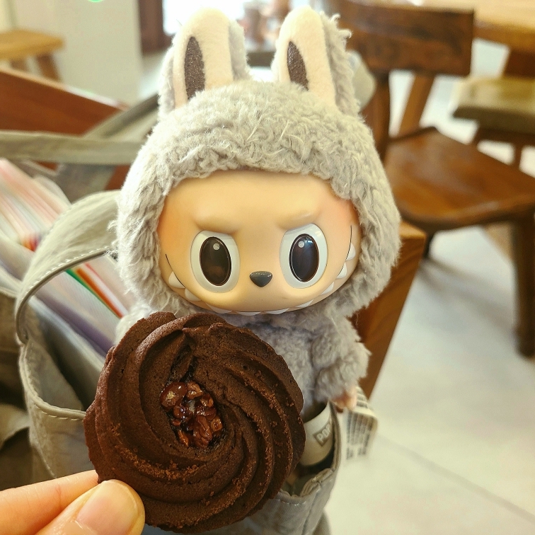 Pop Mart The Monsters Labubu Tasty Macarons Series Sealed Case (6 Blind Boxes) 착용 스타일 - 1