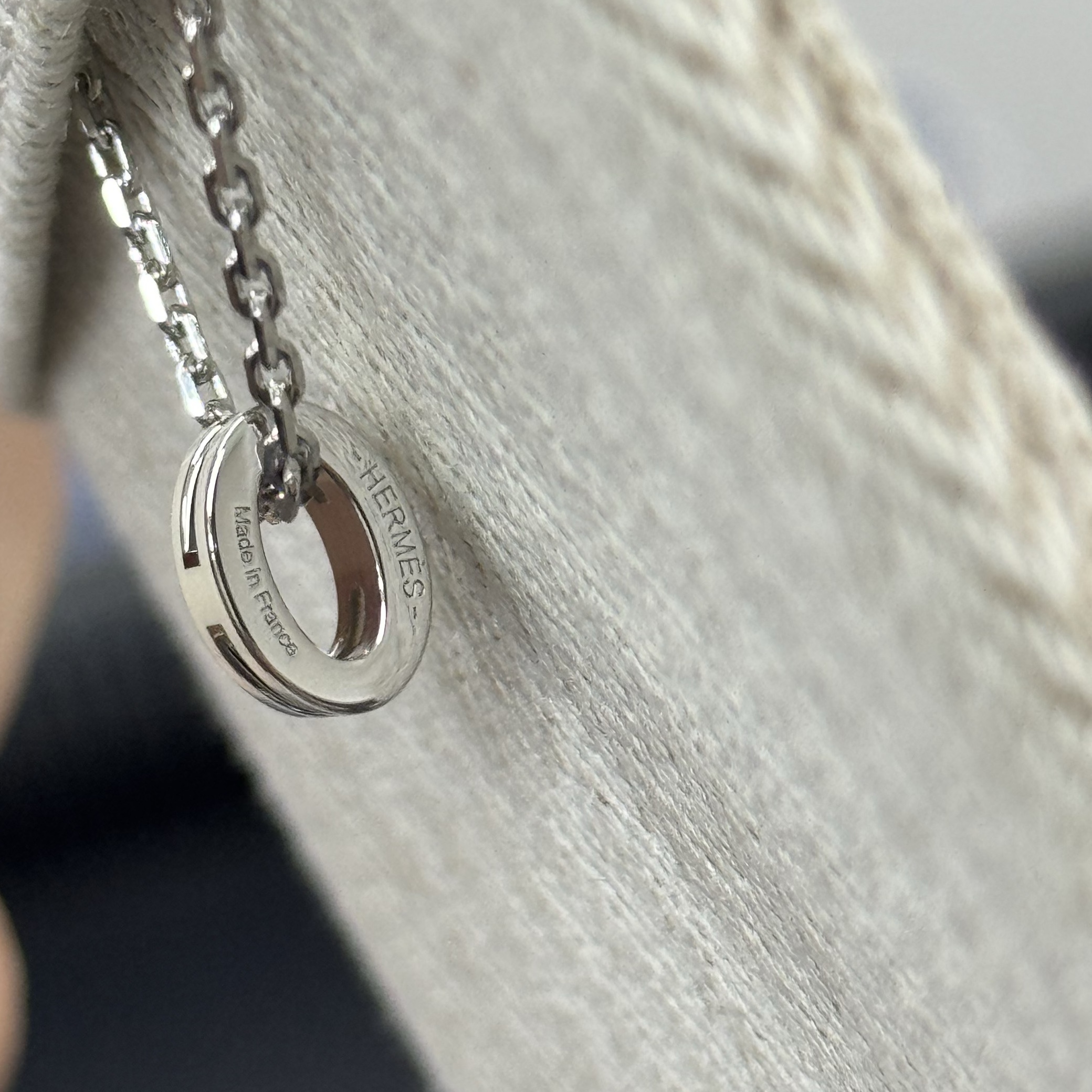 (W) Hermes Mini Pop H Pendant Palladium & Blanc 착용 스타일