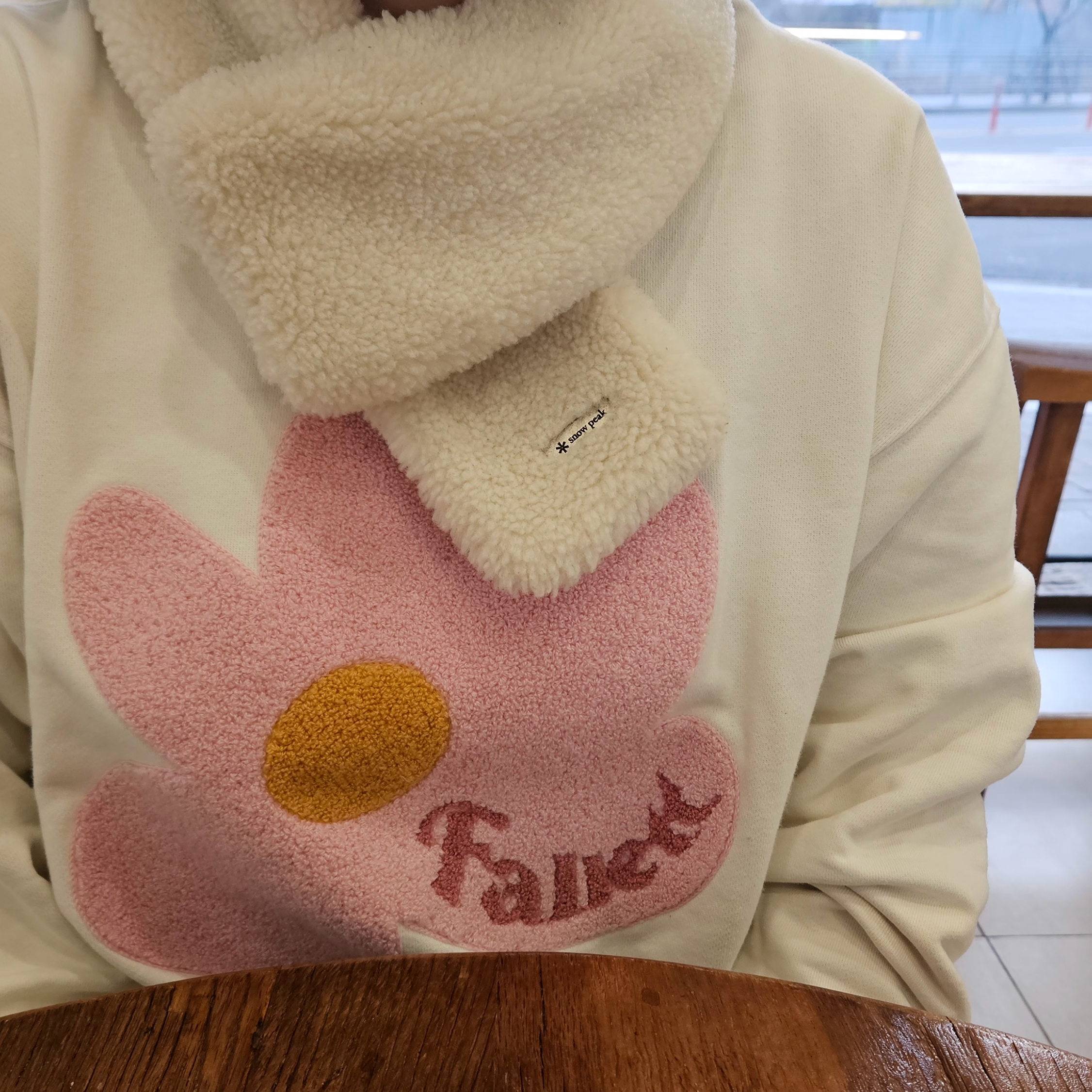 Pop Mart The Monsters Labubu Tasty Macarons Series Sealed Case (6 Blind Boxes) 착용 스타일 - 3