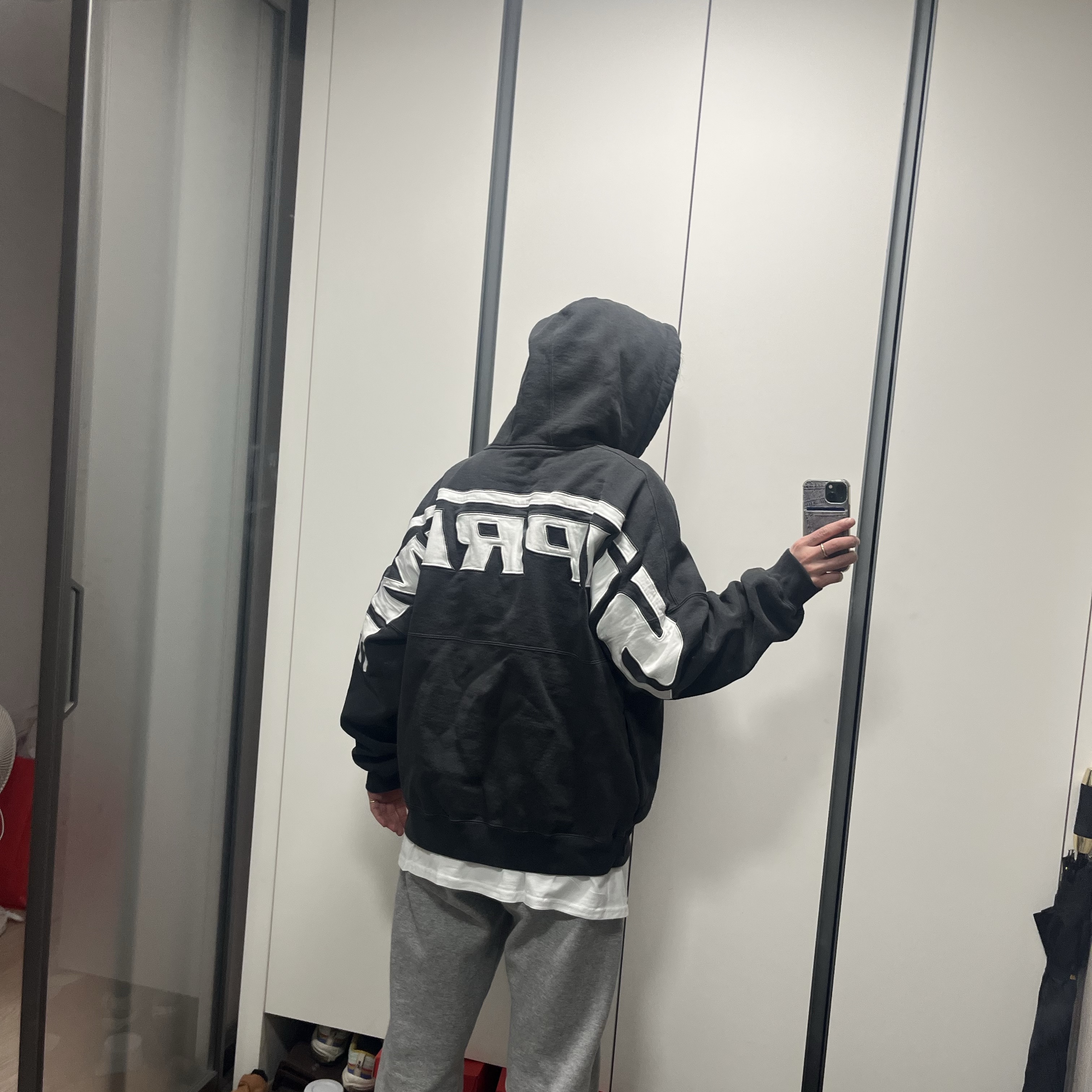 Supreme Wrapped Half Zip Hooded Sweatshirt Washed Black - 24SS, Supreme Hanes Tagless T-Shirt White (3 Pack) 착용 스타일 - 2