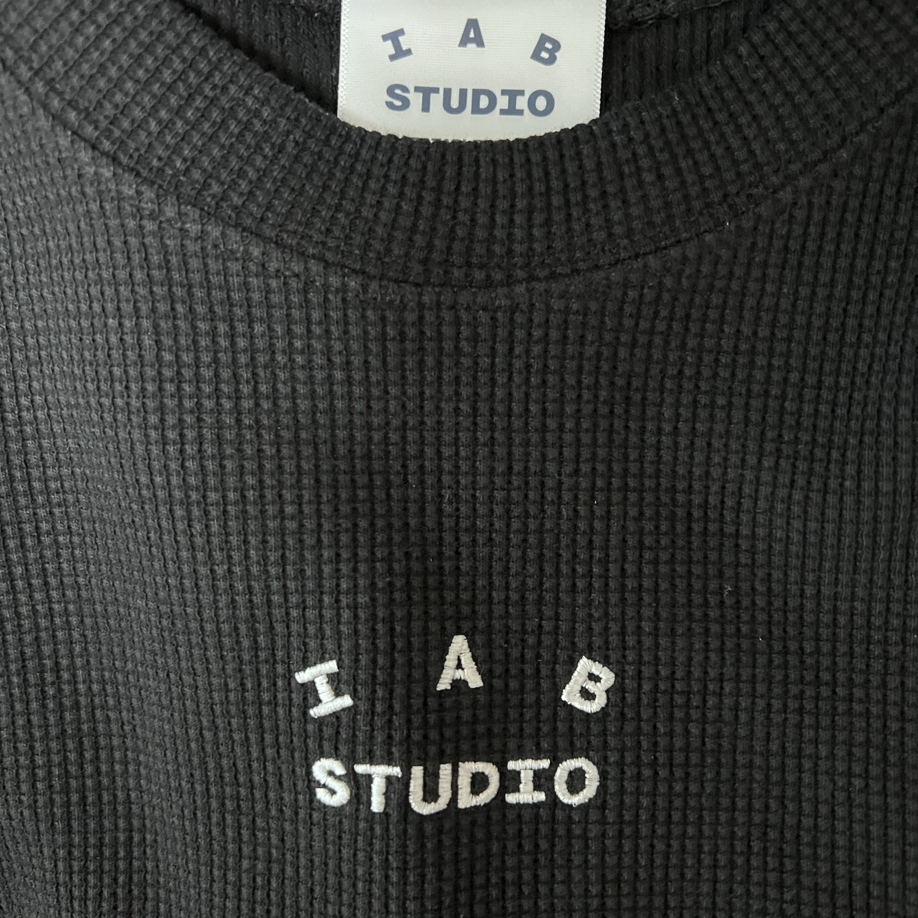 IAB Studio Waffle Long Sleeve Black White 착용 스타일