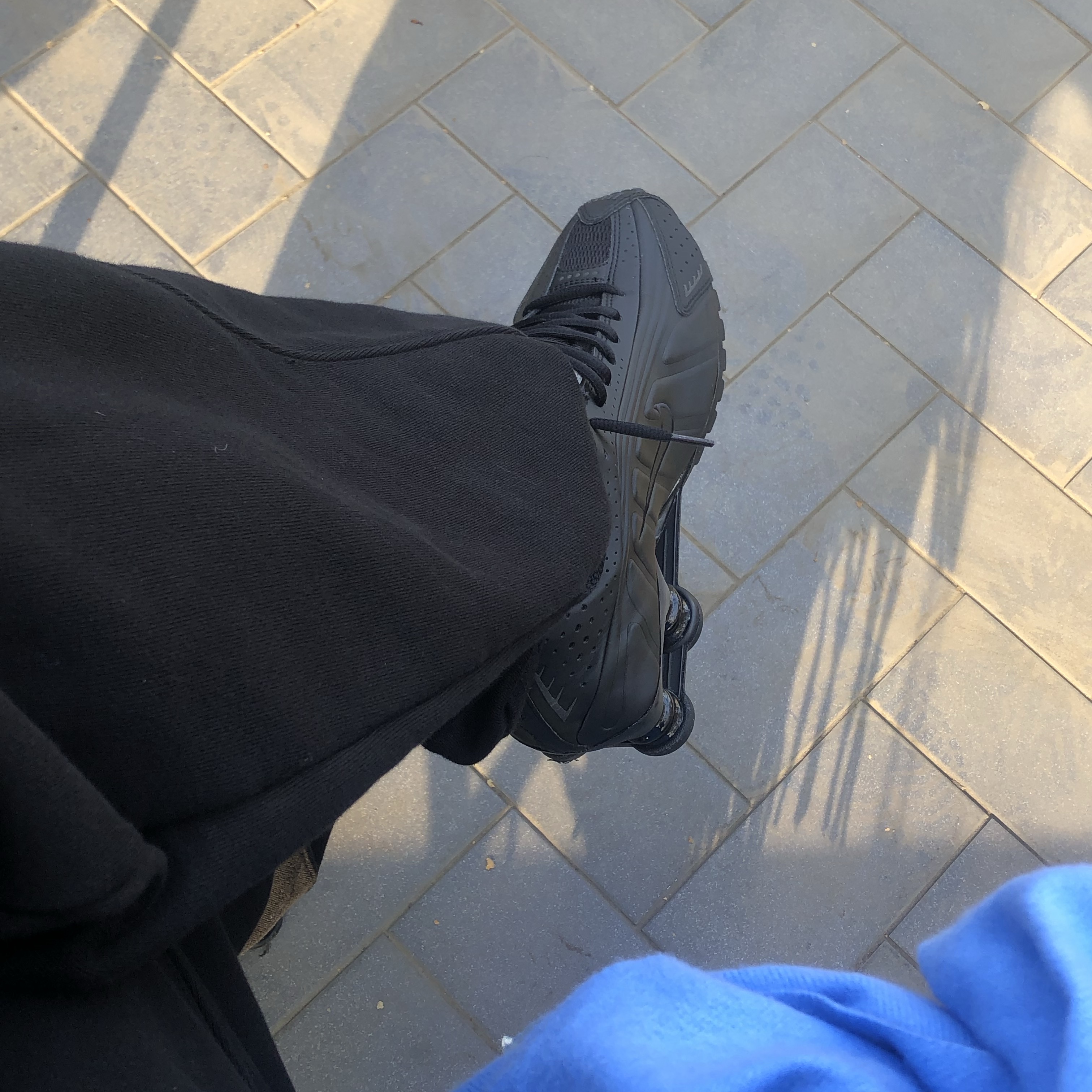(W) Nike Shox R4 Black, Diesel Play Shoulder Bag Black 착용 스타일 - 4