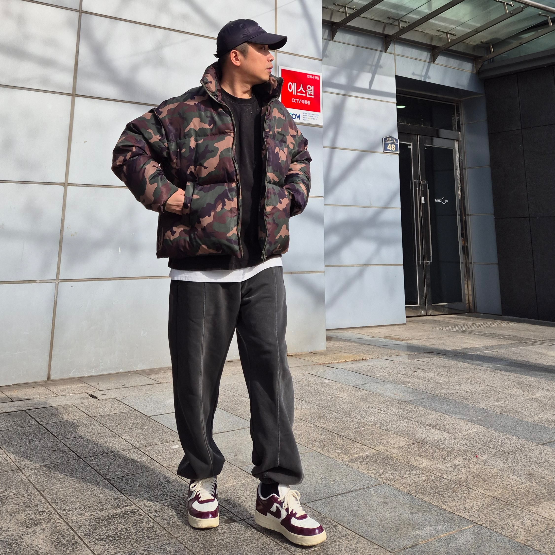 (W) Nike Air Force 1 Low Dark Beetroot, Supreme x The North Face Split 6-Panel Black - 24SS 착용 스타일 - 1
