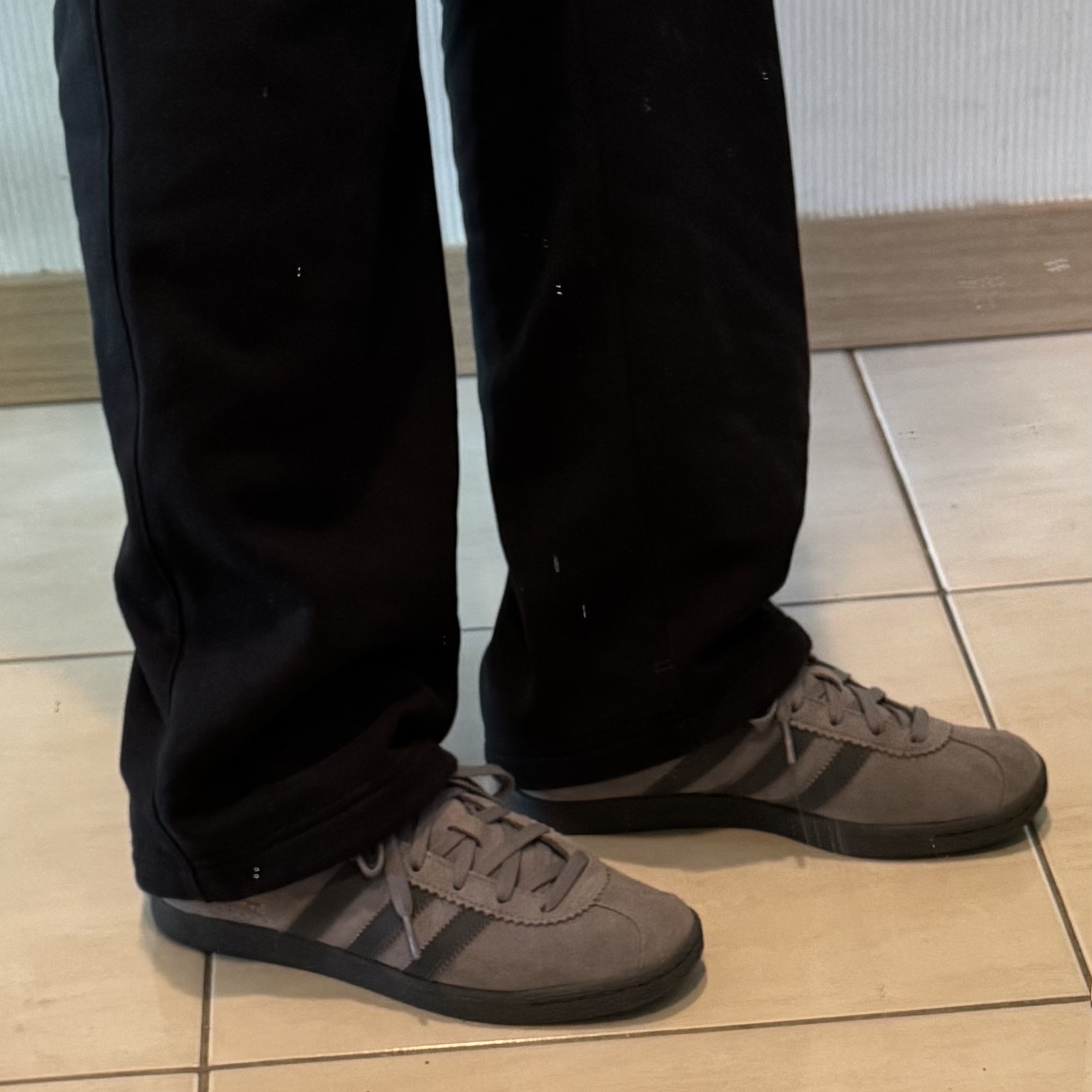 Adidas Stadt Grey Three Grey Five 착용 스타일