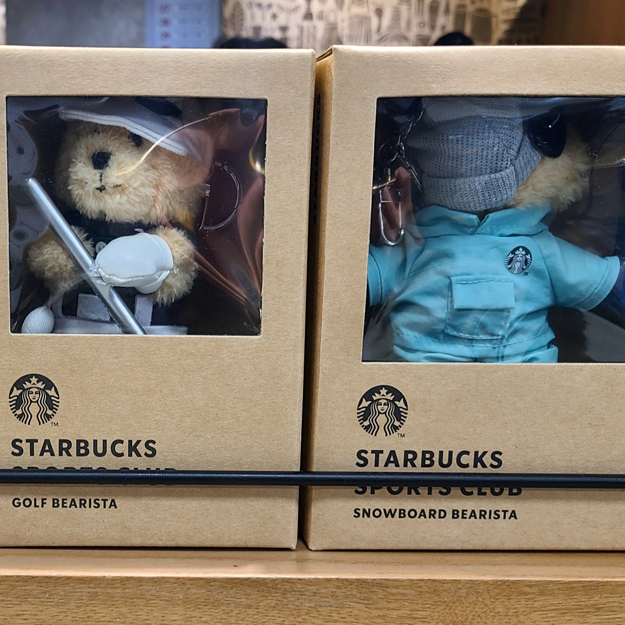 COS Quilted Crossbody Messenger Bag Light Green, Starbucks Running Bearista Keychain 착용 스타일 - 3