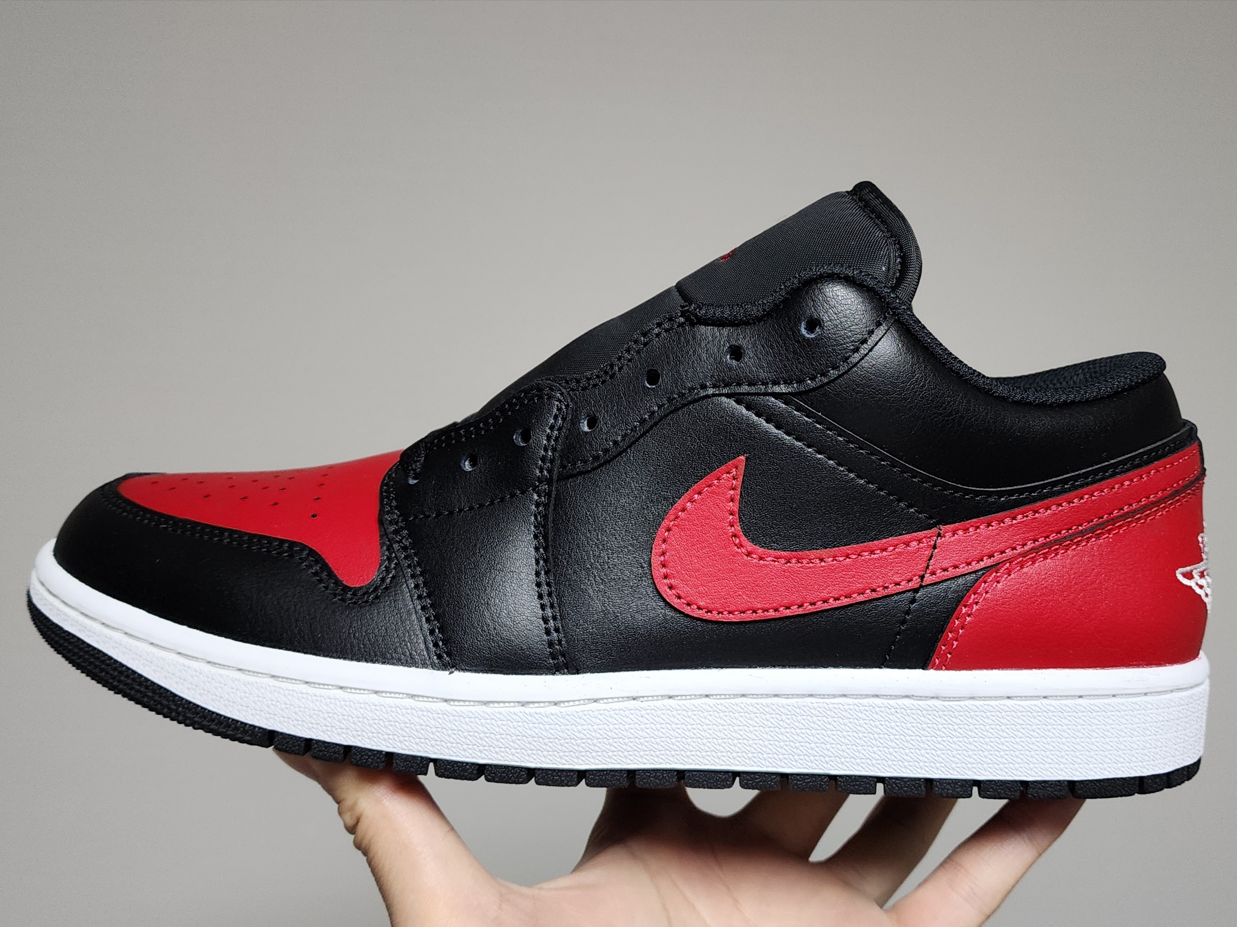 Jordan 1 Low Black Varsity Red 착용 스타일