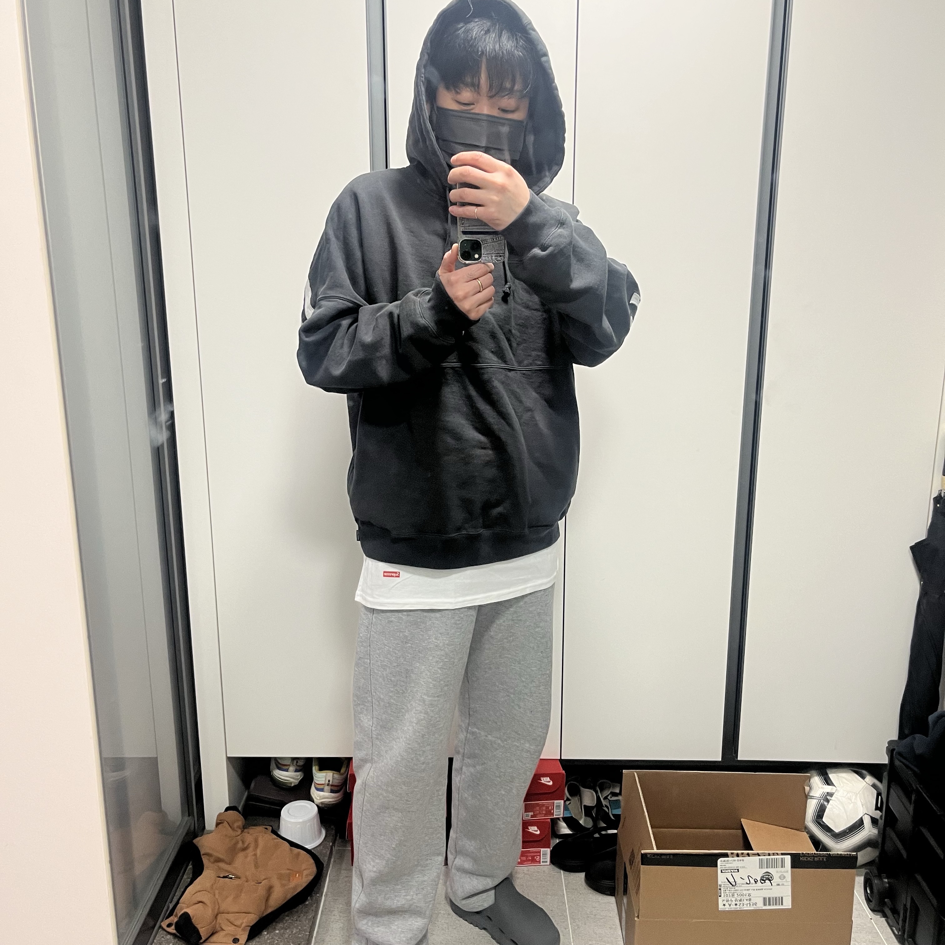 Supreme Wrapped Half Zip Hooded Sweatshirt Washed Black - 24SS, Supreme Hanes Tagless T-Shirt White (3 Pack) 착용 스타일 - 3