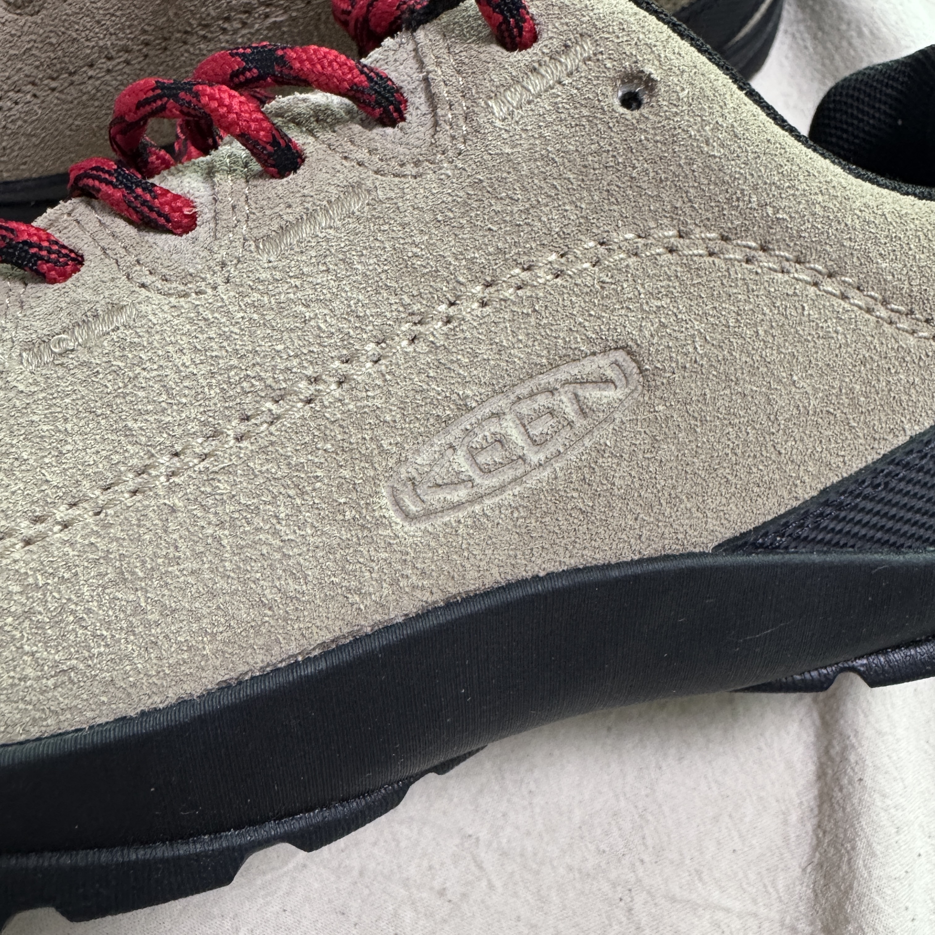 (W) Keen Jasper Suede Sneakers Silver Mink, Keen Jasper Rocks SP Sneakers Beige 착용 스타일 - 2