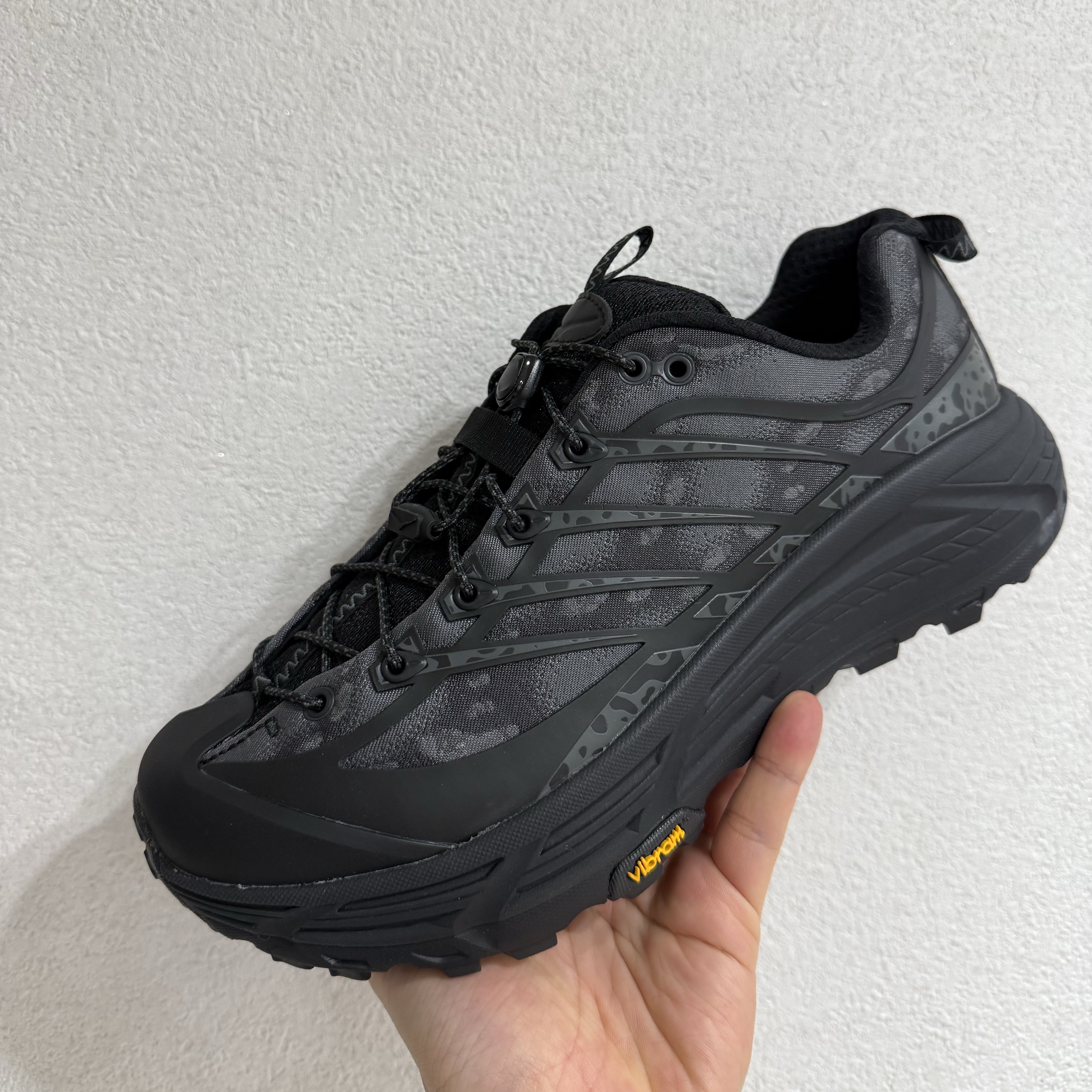Hoka Mafate Three2 Tech Stealth Black 착용 스타일 - 1