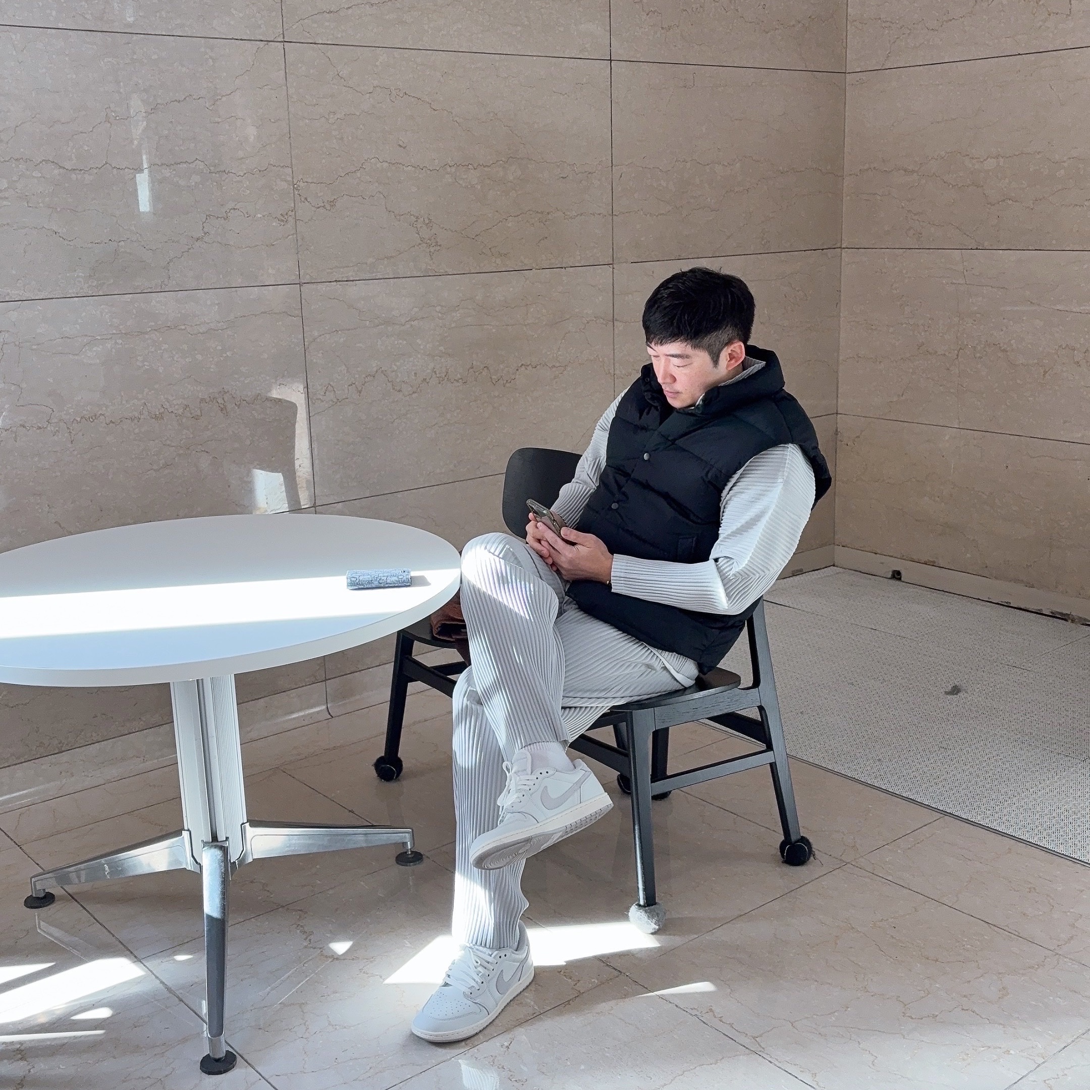 Jordan 1 Low 85 Neutral Grey, Homme Plisse Issey Miyake Basics Straight Pants Light Gray 착용 스타일