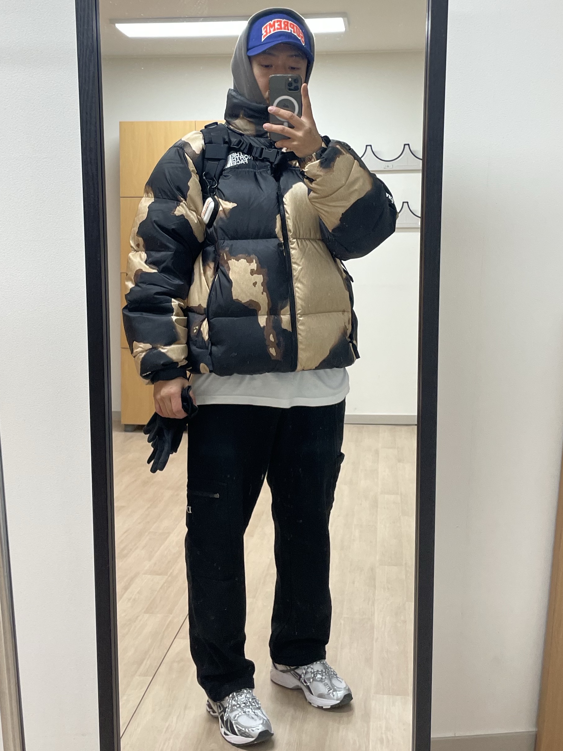 Supreme x The North Face Bleached Denim Print Nuptse Jacket Black - 21FW, Supreme Felt Arc 6-Panel Navy - 24FW 착용 스타일