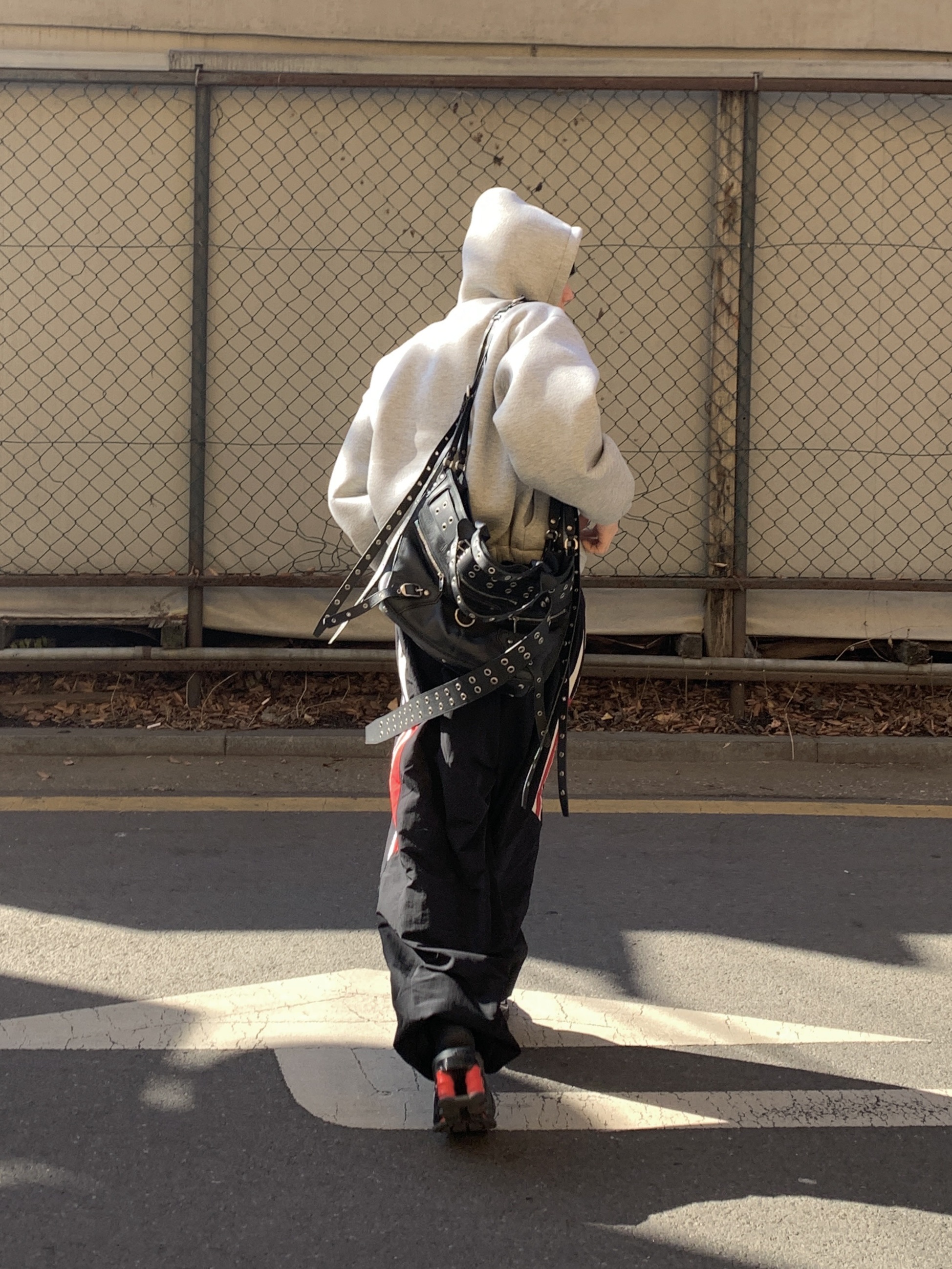 Prada Re-Nylon Hat Black, Nike x Martine Rose Shox MR4 Black 착용 스타일 - 6