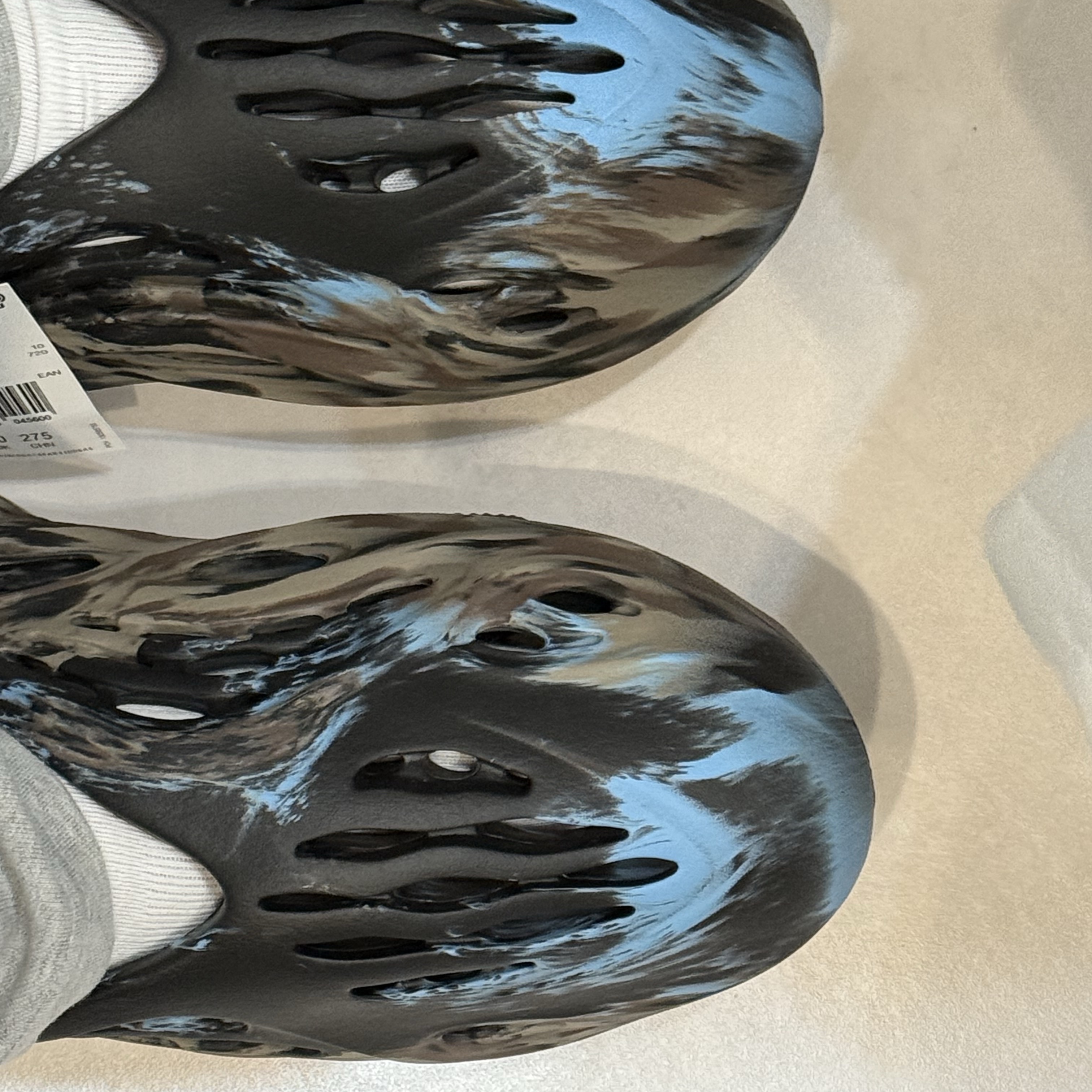 Adidas Yeezy Foam RNNR MX Cinder 착용 스타일