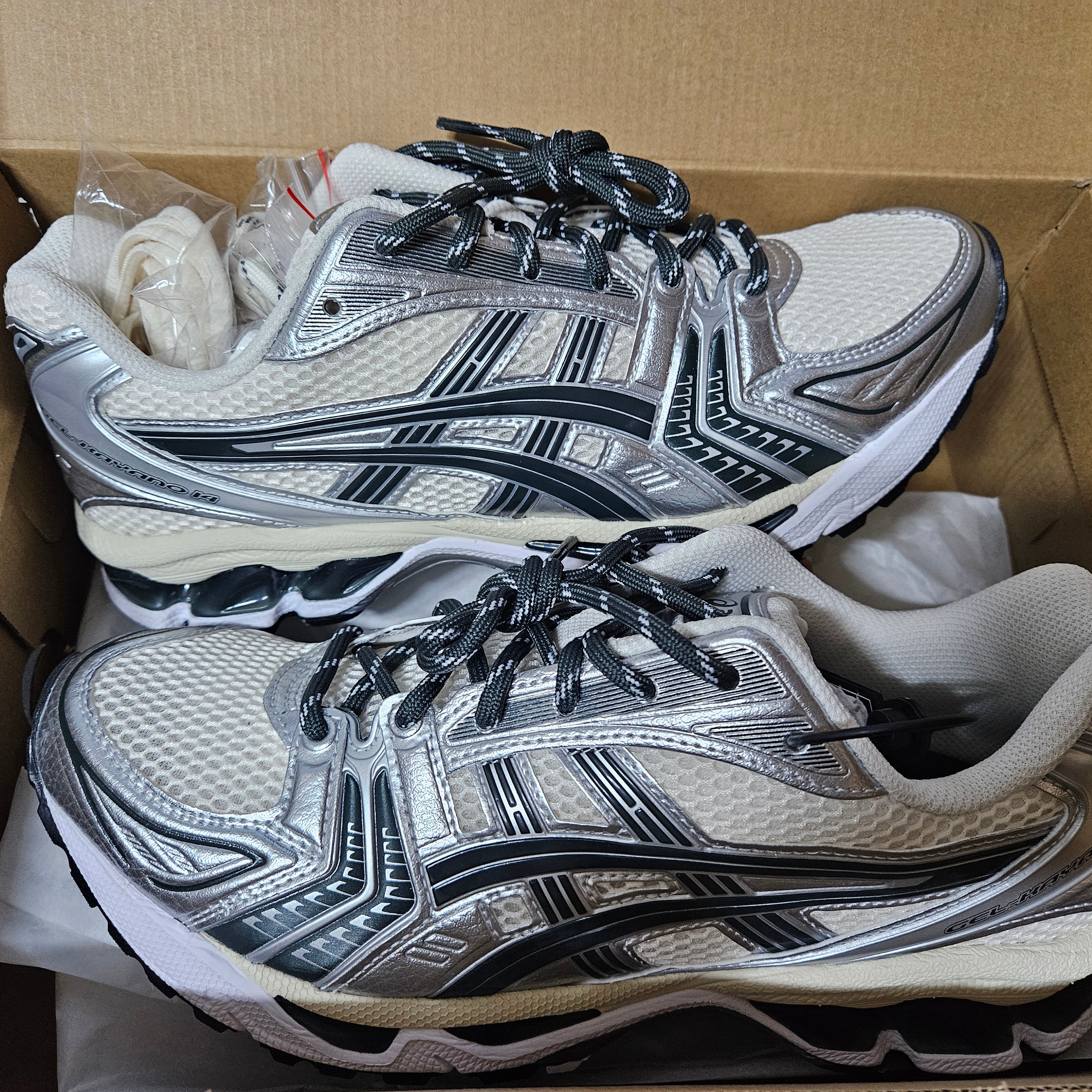 Asics x Kith Gel-Kayano 14 Cream Scarab 착용 스타일 - 1