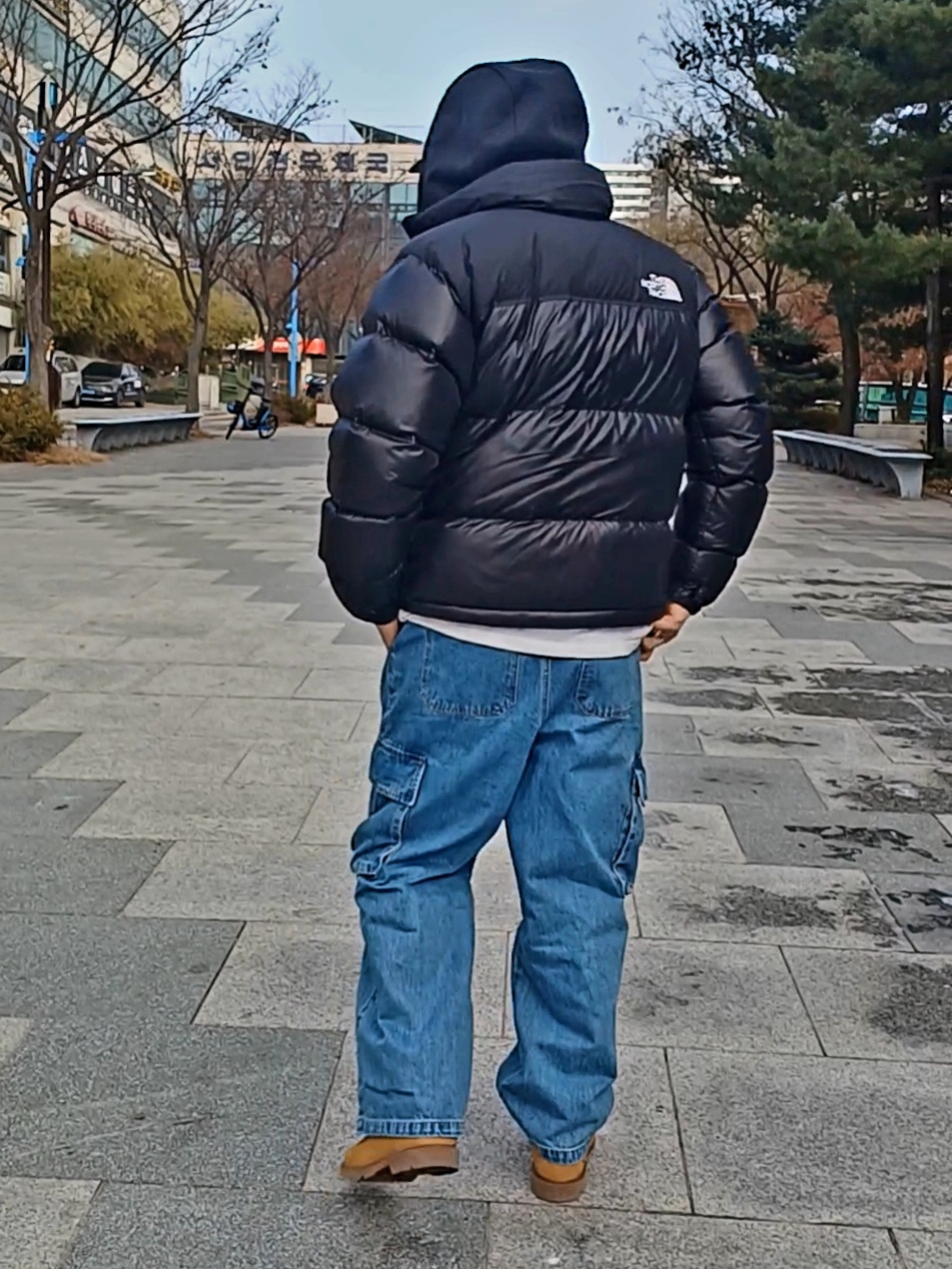 Off-White Bookish OW Logo Baseball Cap Black, The North Face Nuptse Hybrid Down Ball Jacket Black 착용 스타일 - 2
