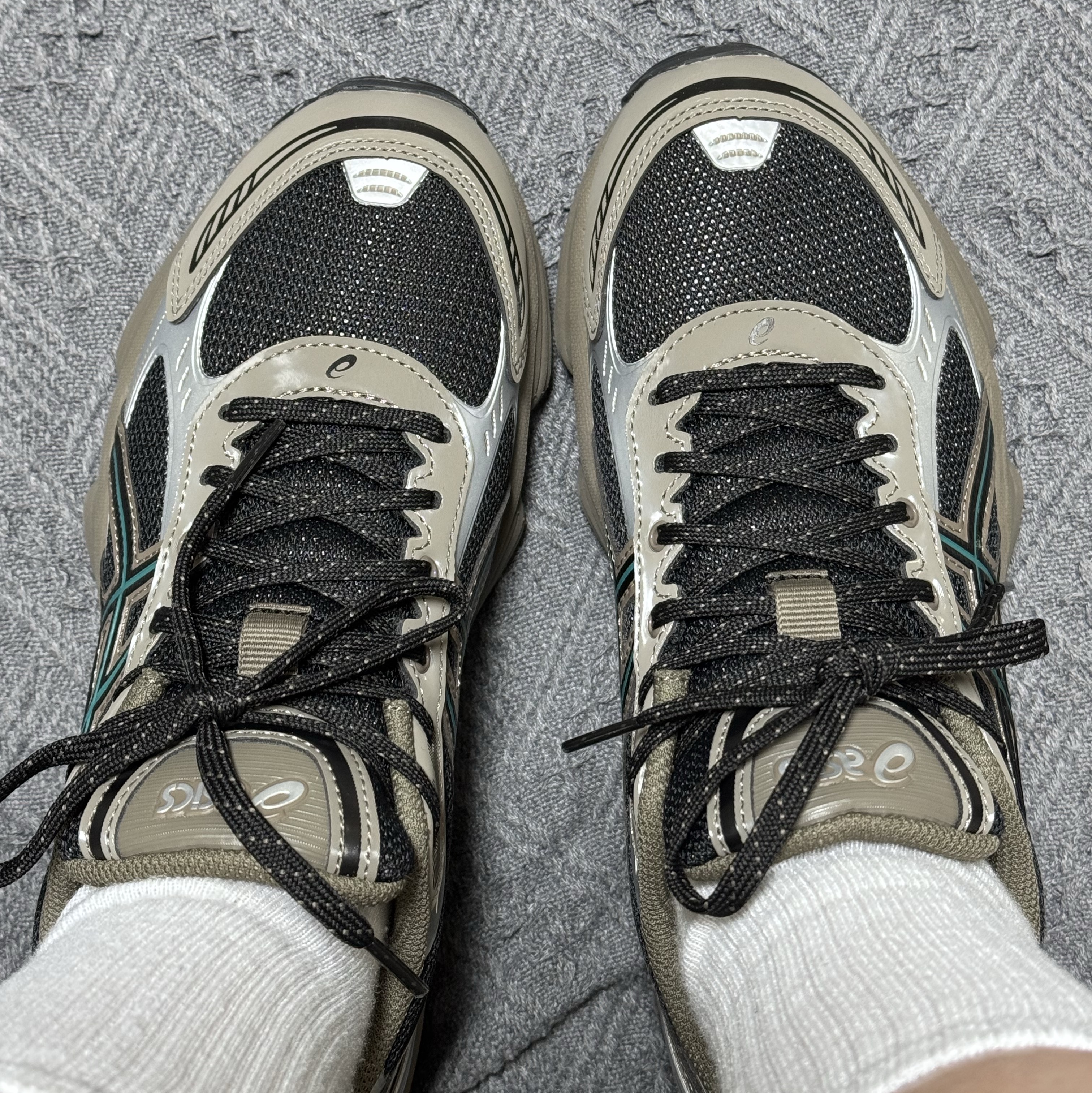 Asics Gel-Kinetic Fluent Black Dark Taupe 착용 스타일 - 3