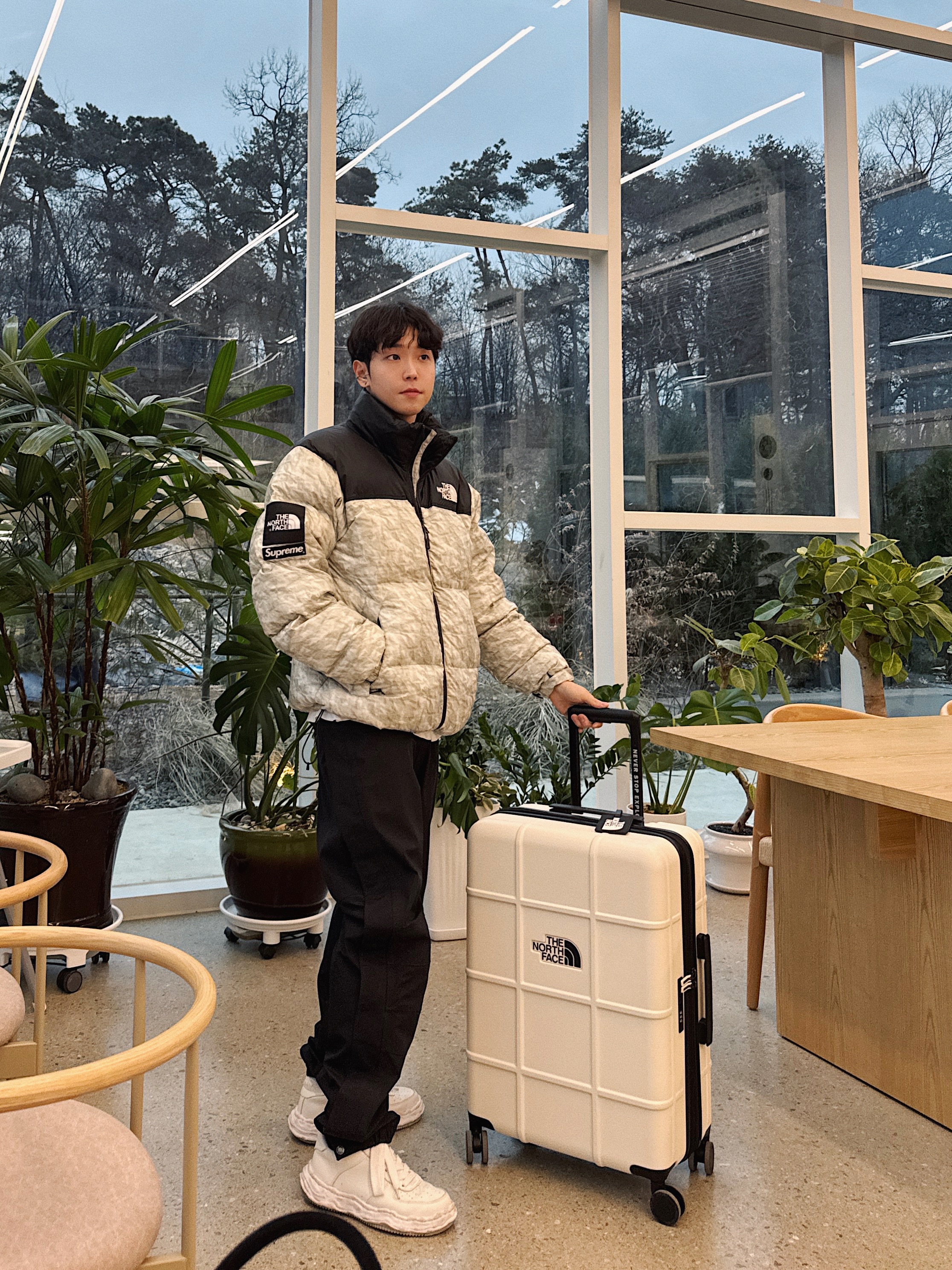 Supreme x The North Face Paper Print Nuptse Jacket - 19FW, Maison Mihara Yasuhiro Wayne OG Sole Leather Low-top Sneakers White 착용 스타일 - 3