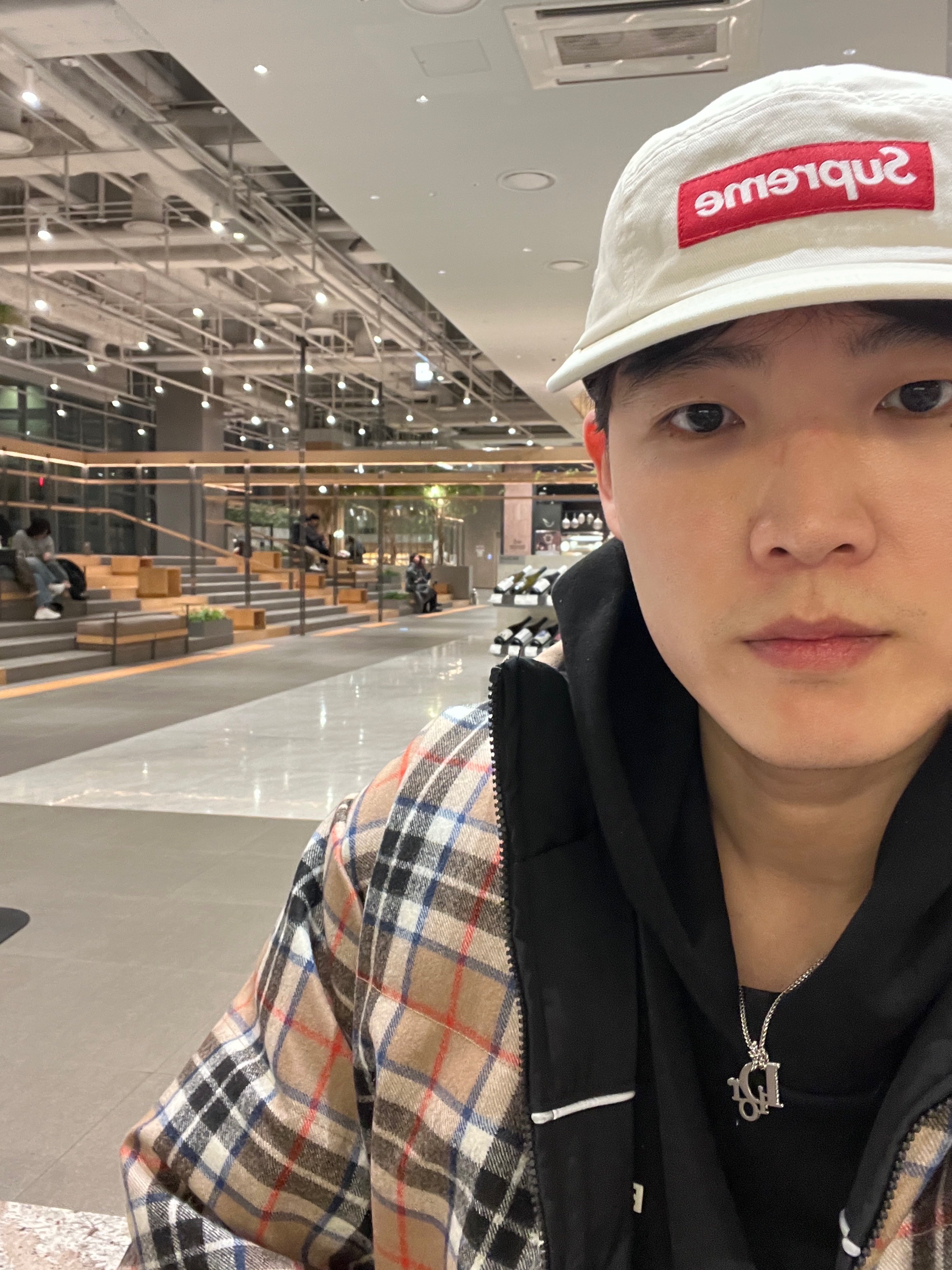 Supreme Washed Chino Twill Camp Cap Natural - 24SS, Essentials Fleece Hoodie Black - 24FW 착용 스타일 - 2