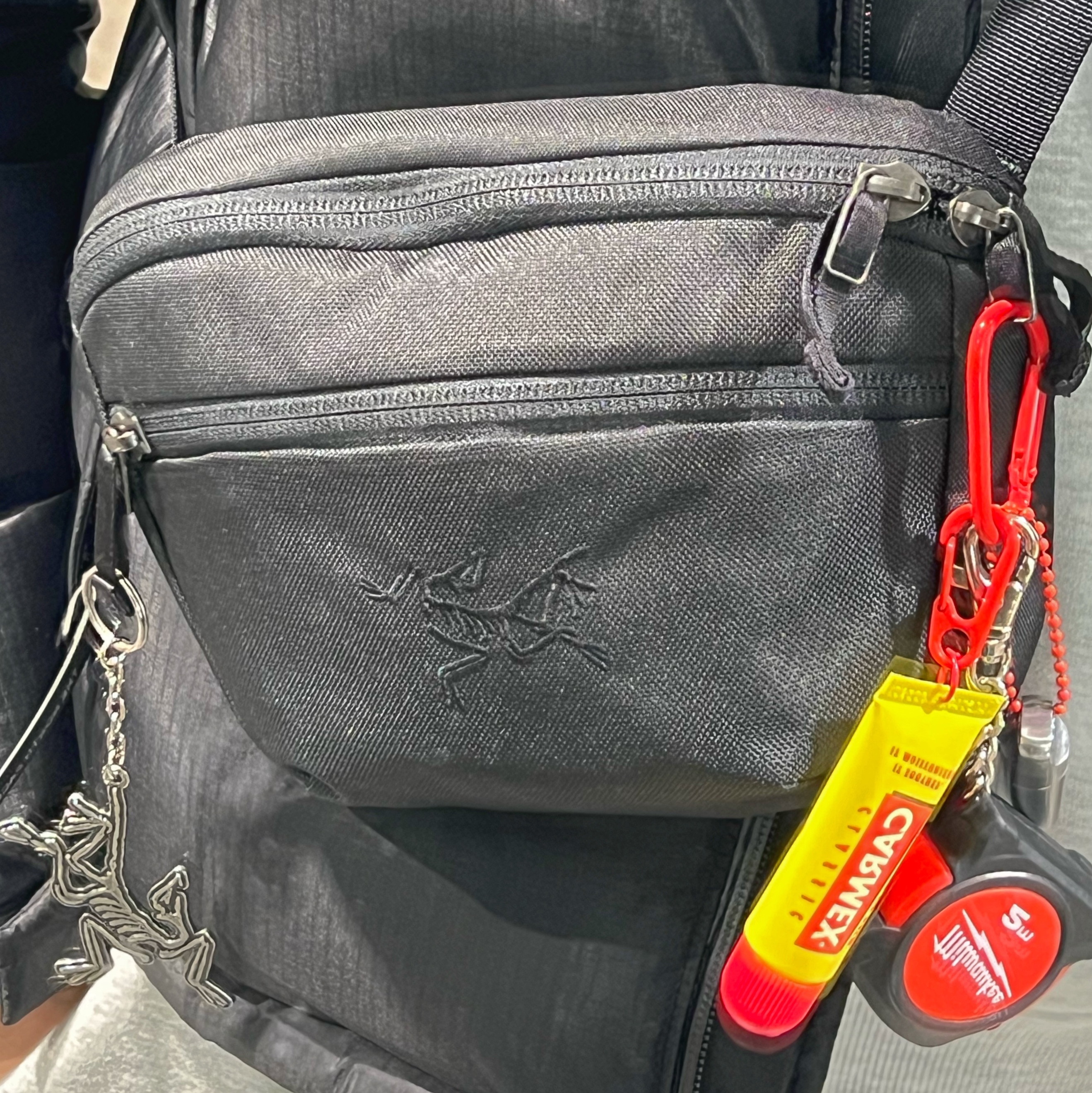 Arc'teryx Mantis 1 Waistpack Black II, Arc'teryx Keyring Metal 착용 스타일