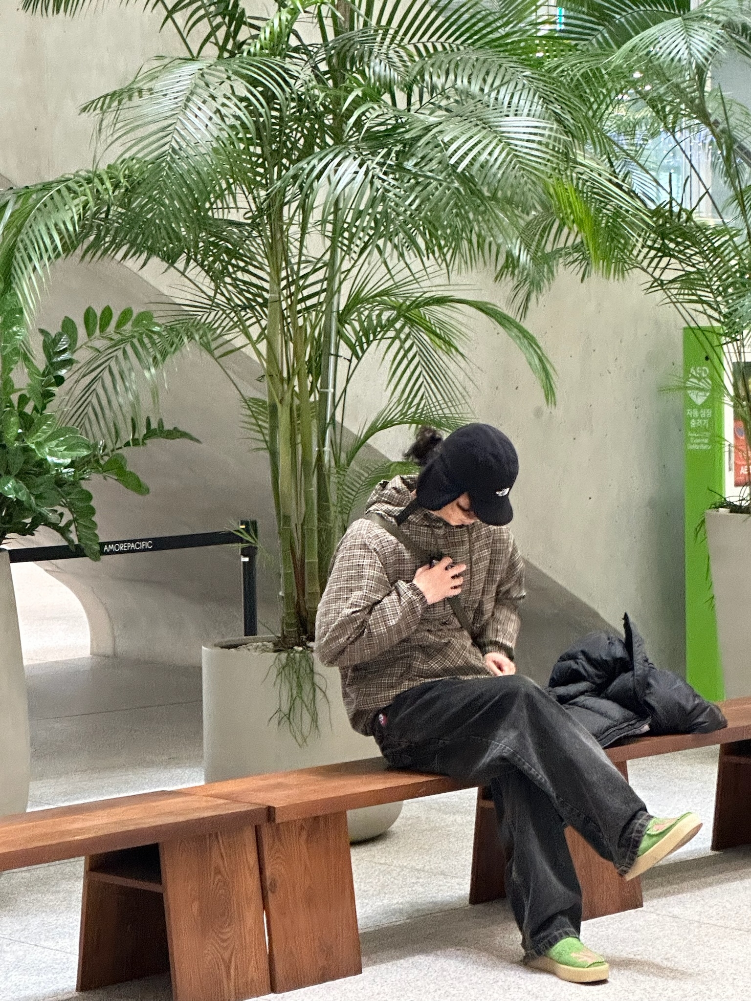 Clarks Originals x Salehe Bembury Lugger Cupsole Dark Green, The North Face Fleece Earmuff Cap EX Black 착용 스타일 - 3