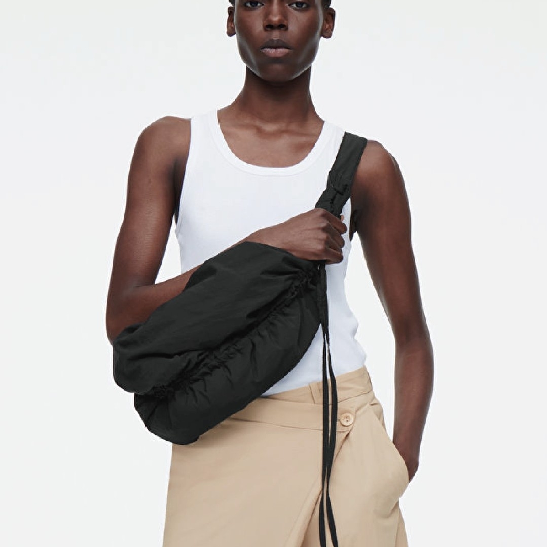COS Canopy Nylon Mini Crossbody Bag Black 착용 스타일 - 1