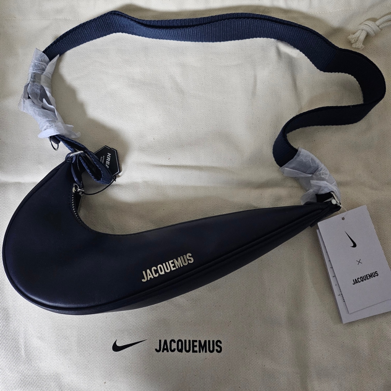 Jacquemus x Nike Le sac Small Swoosh Bag Dark Navy 착용 스타일