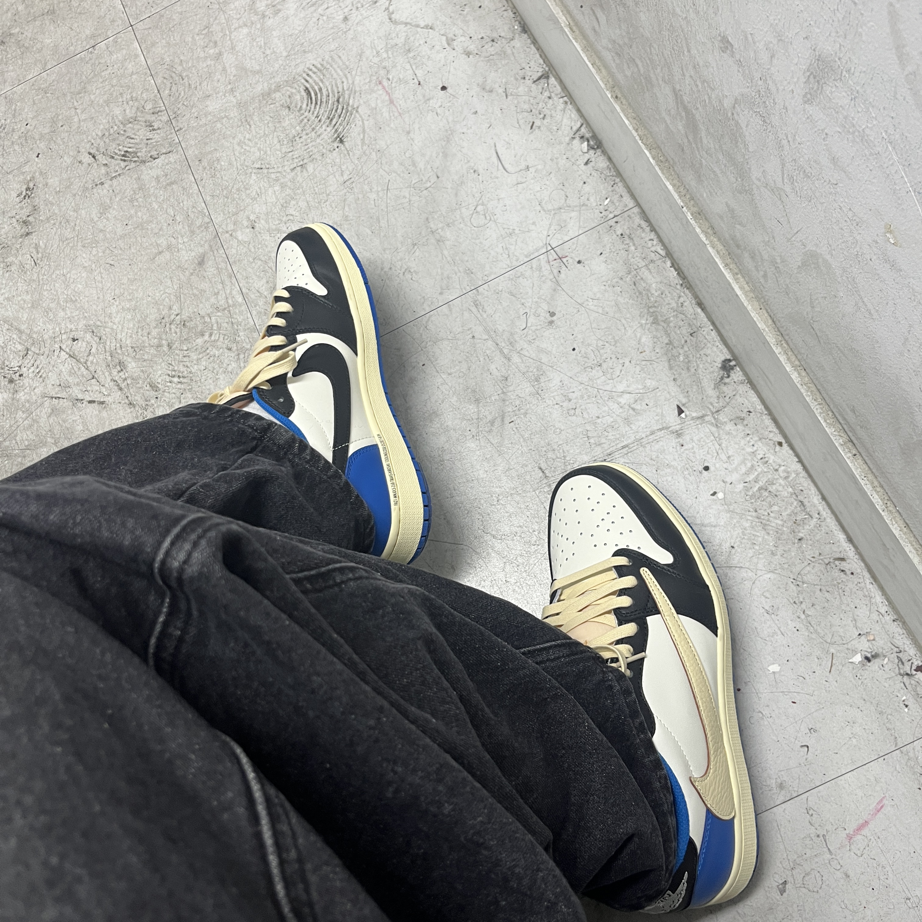 Jordan 1 x Travis Scott x Fragment Retro Low OG SP Military Blue 착용 스타일 - 1