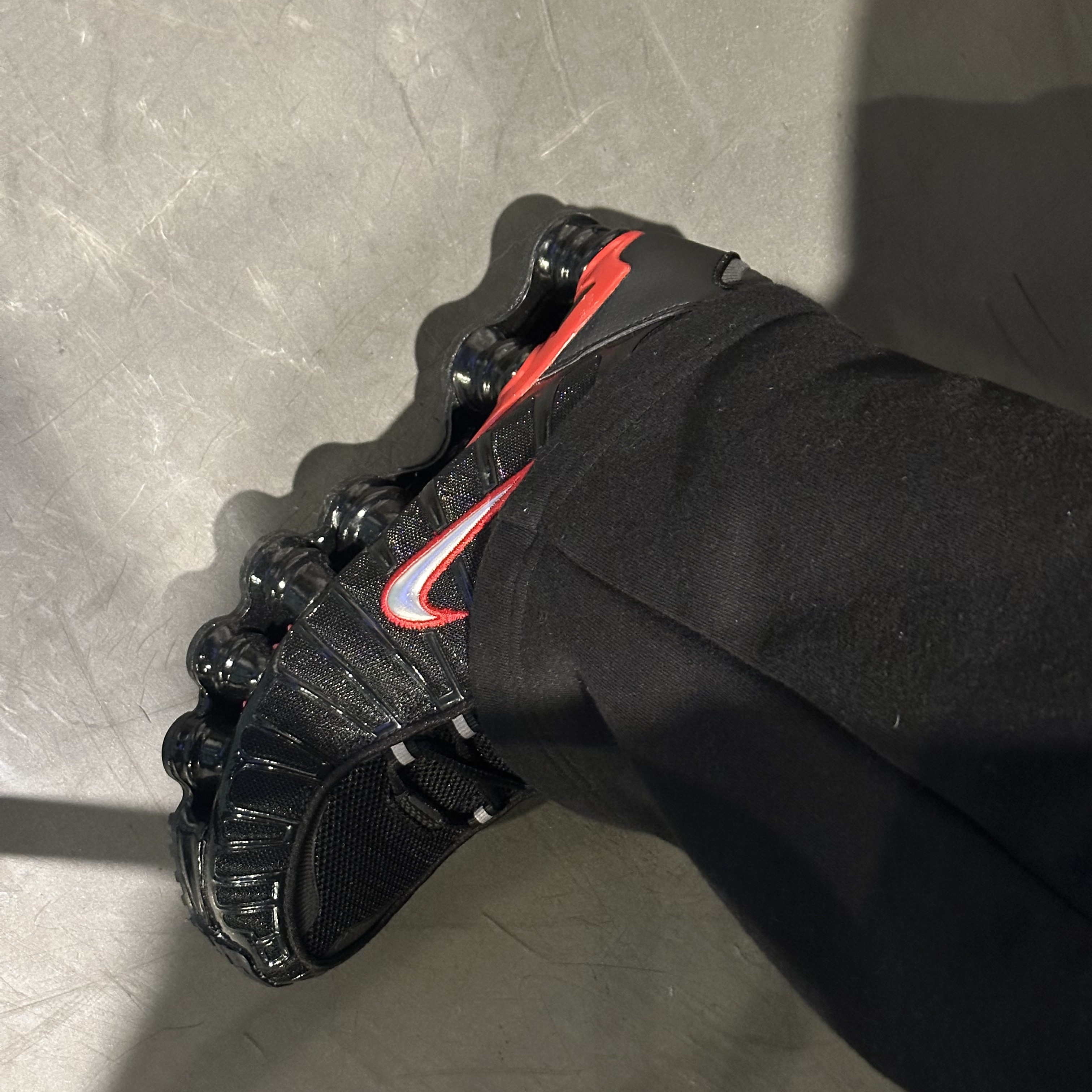 Nike Shox TL Black University Red 착용 스타일