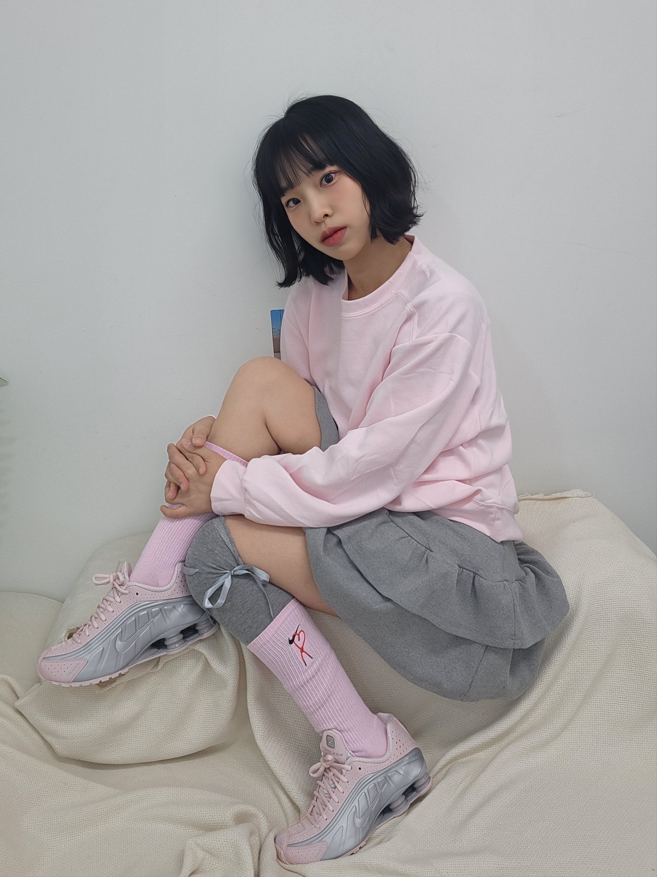 (W) Nike Shox R4 Barely Rose Metallic Platinum 착용 스타일