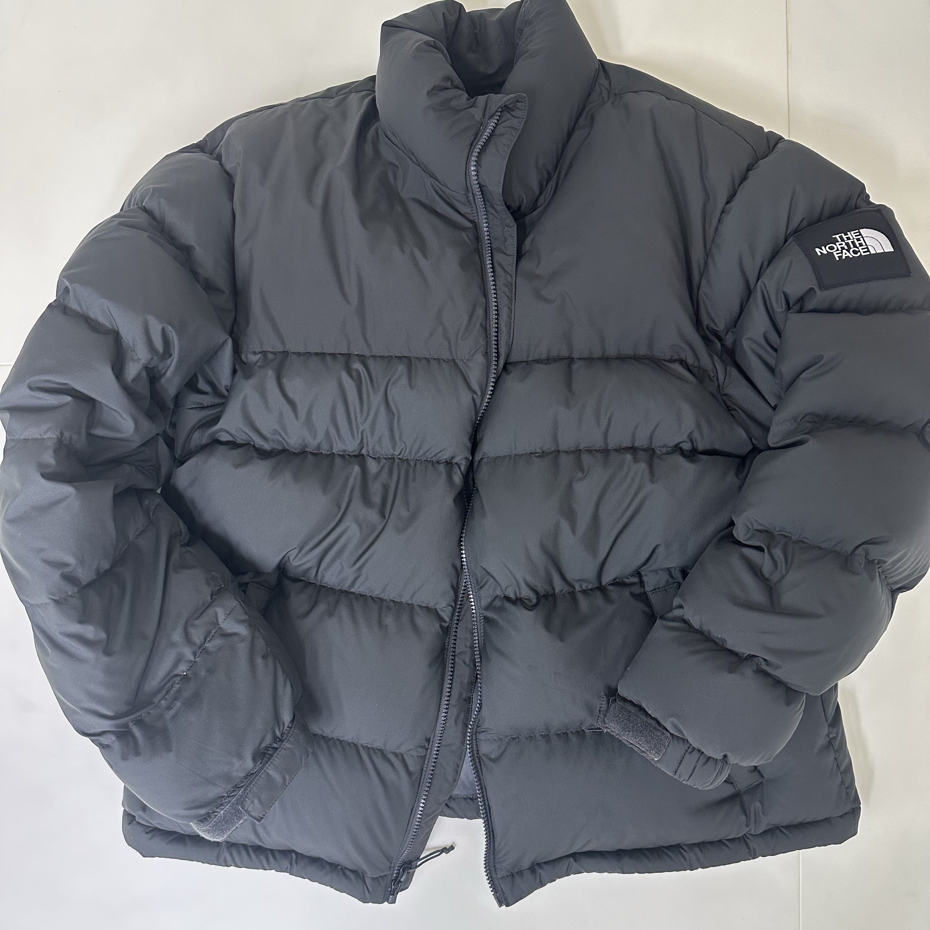 The North Face 1992 Nuptse Jacket Charcoal 착용 스타일