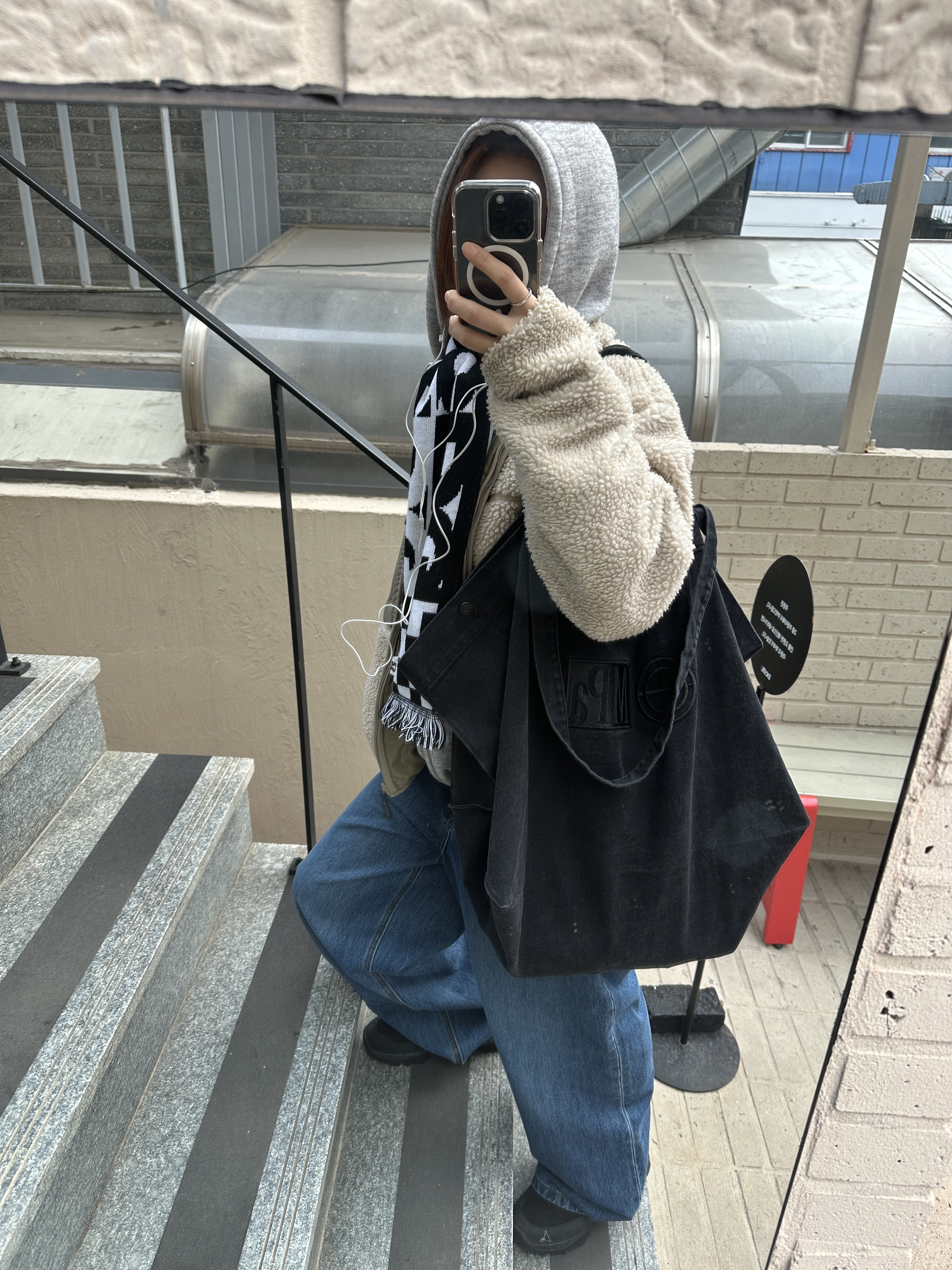 CDG Logo Check Muffler White Black, Roa Hiking Neal Black 착용 스타일