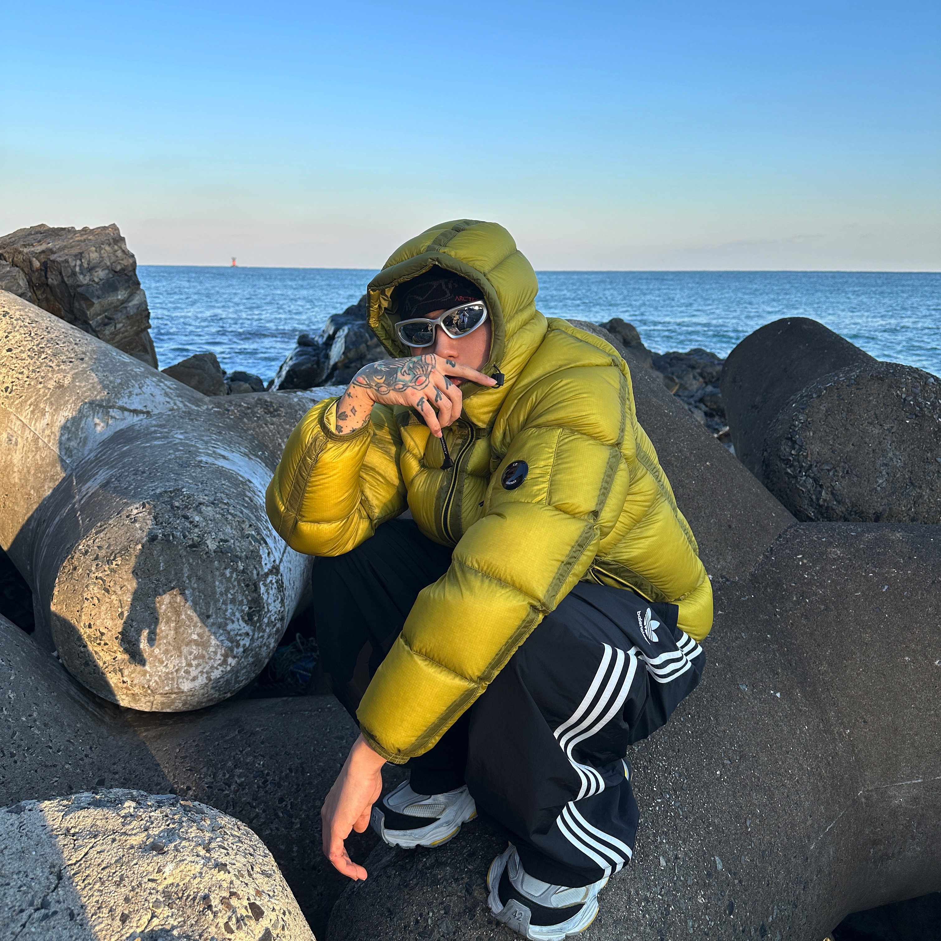 C.P. Company DD Shell Hooded Down Jacket Golden Palm Yellow - 22FW, Balenciaga Cargo Sneakers Grey Black Yellow 착용 스타일 - 1