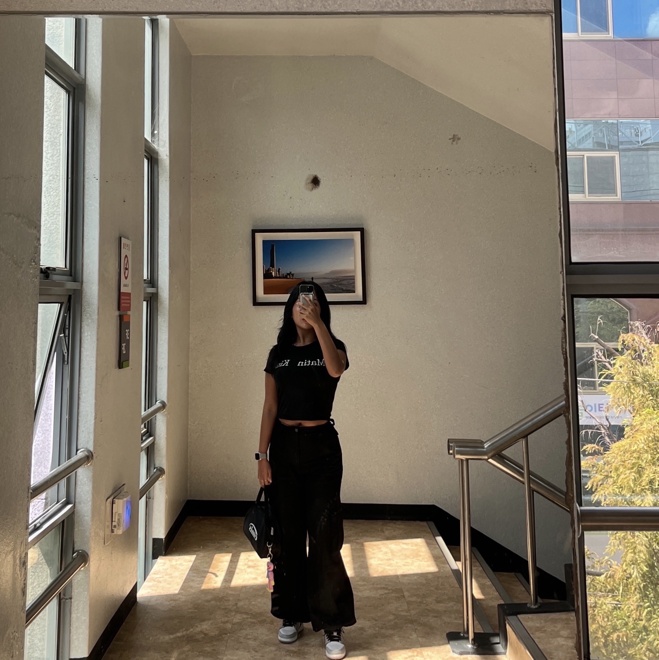 Emis Wide Vintage Tote Bag Black, (W) Matin Kim Logo Crop Top Black 착용 스타일