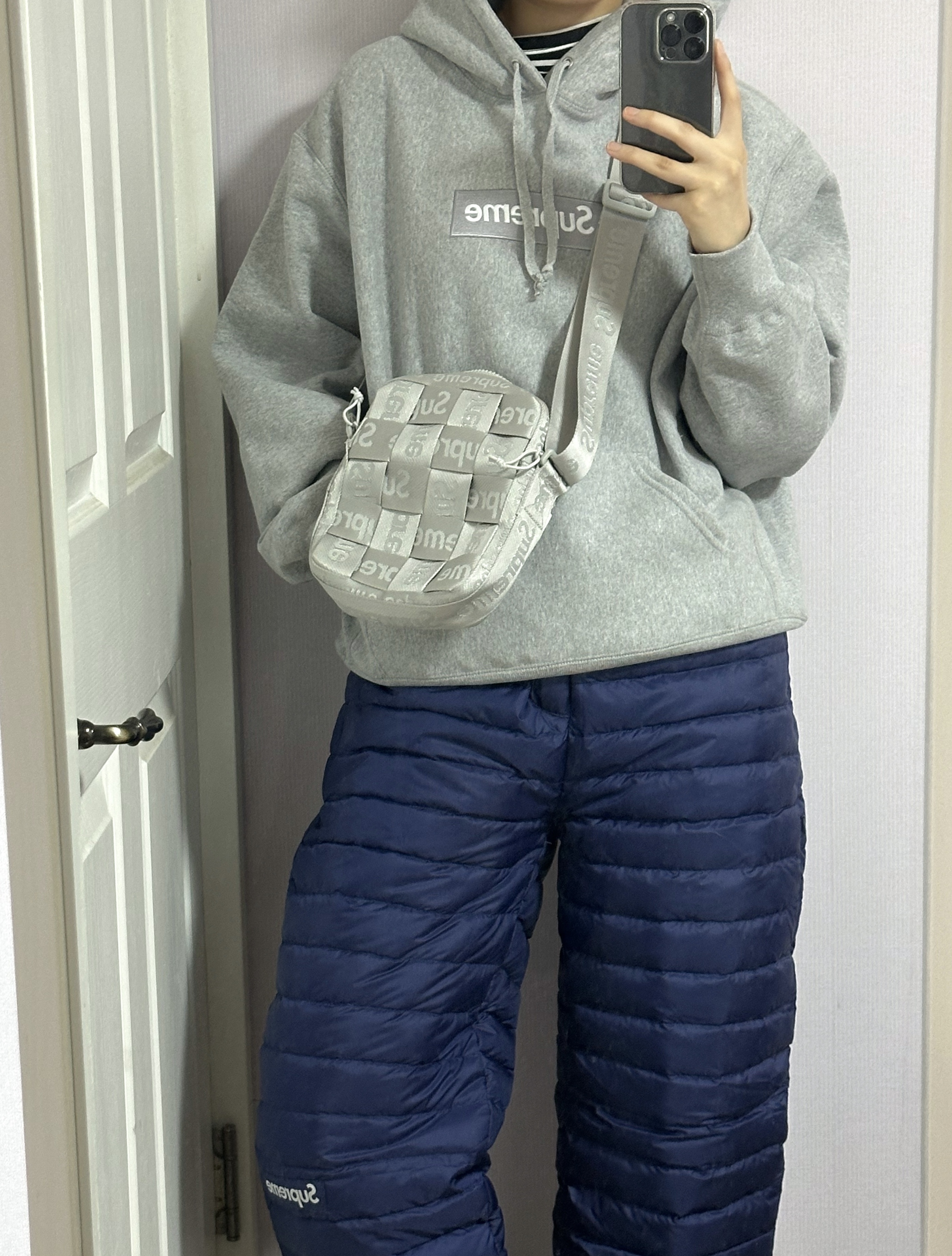 Supreme Box Logo Hooded Sweatshirt Heather Grey - 24FW, Supreme Woven Shoulder Bag Grey - 24SS 착용 스타일