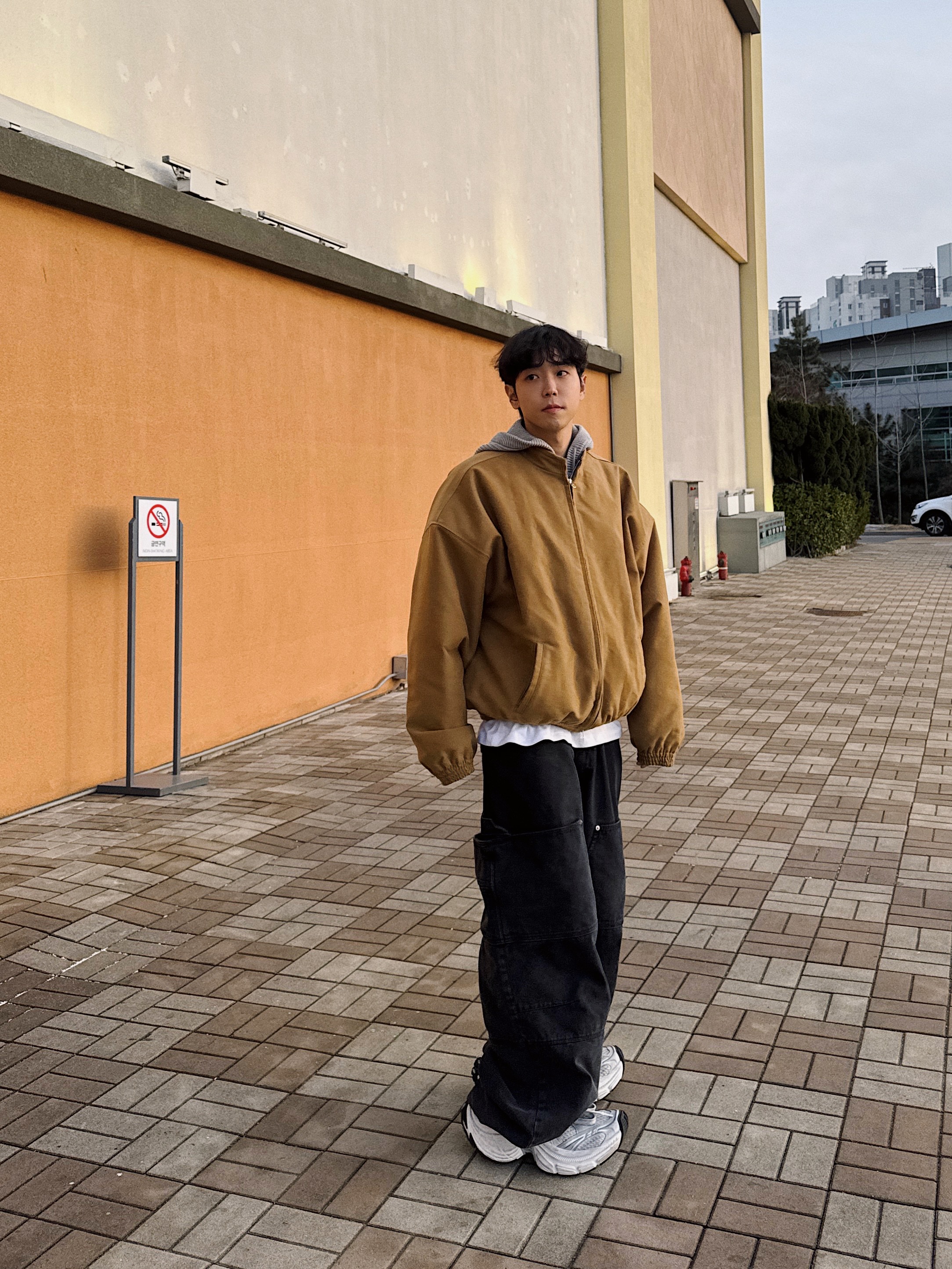 Nonnod Double Pocket Japanese Denim Washed Black, Nonnod Moleskine Bomber Jacket Matt Black 착용 스타일 - 3
