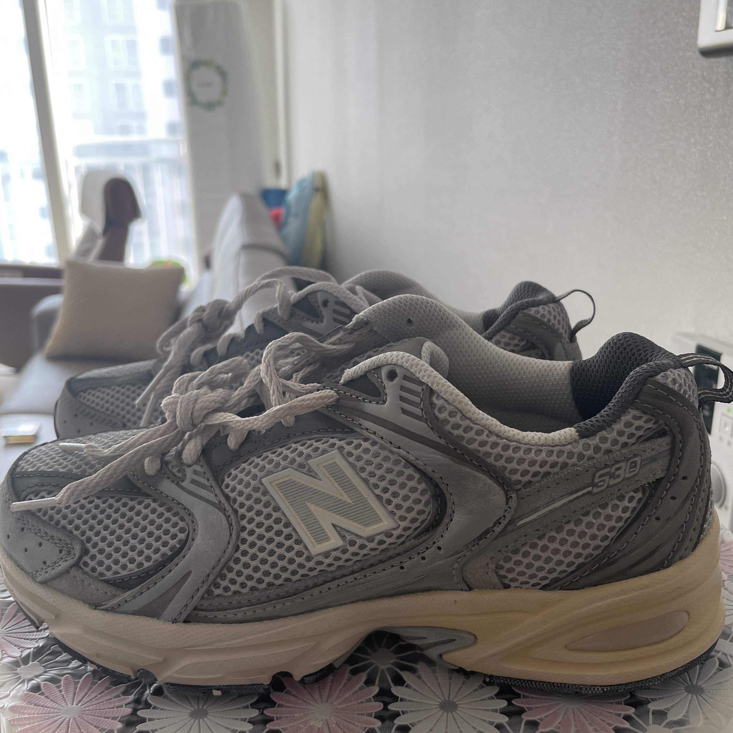 New Balance 530 Premium Vintage Grey Matter 착용 스타일 - 1
