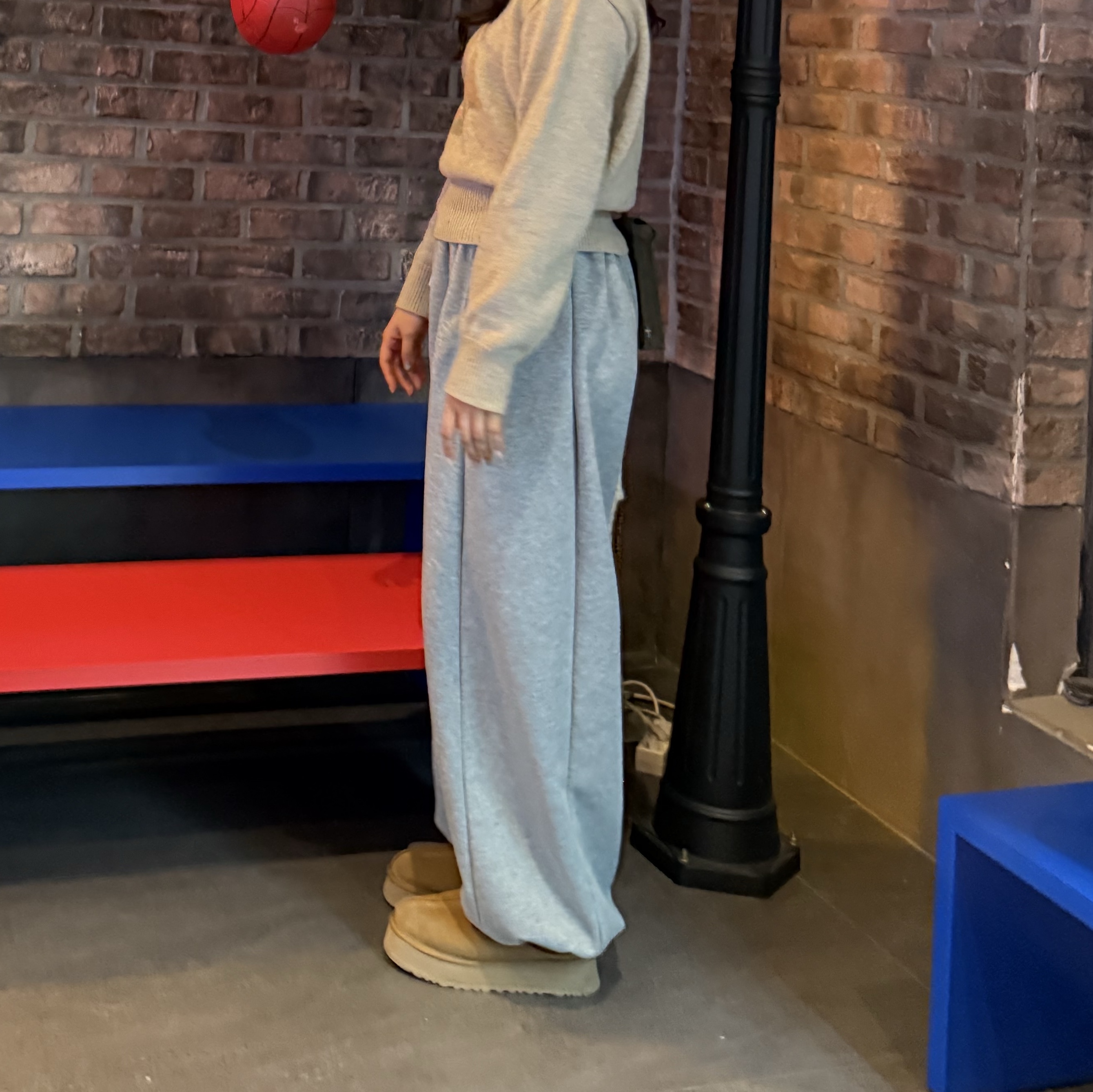 (W) UGG Tazz Slipper Chestnut 착용 스타일 - 2