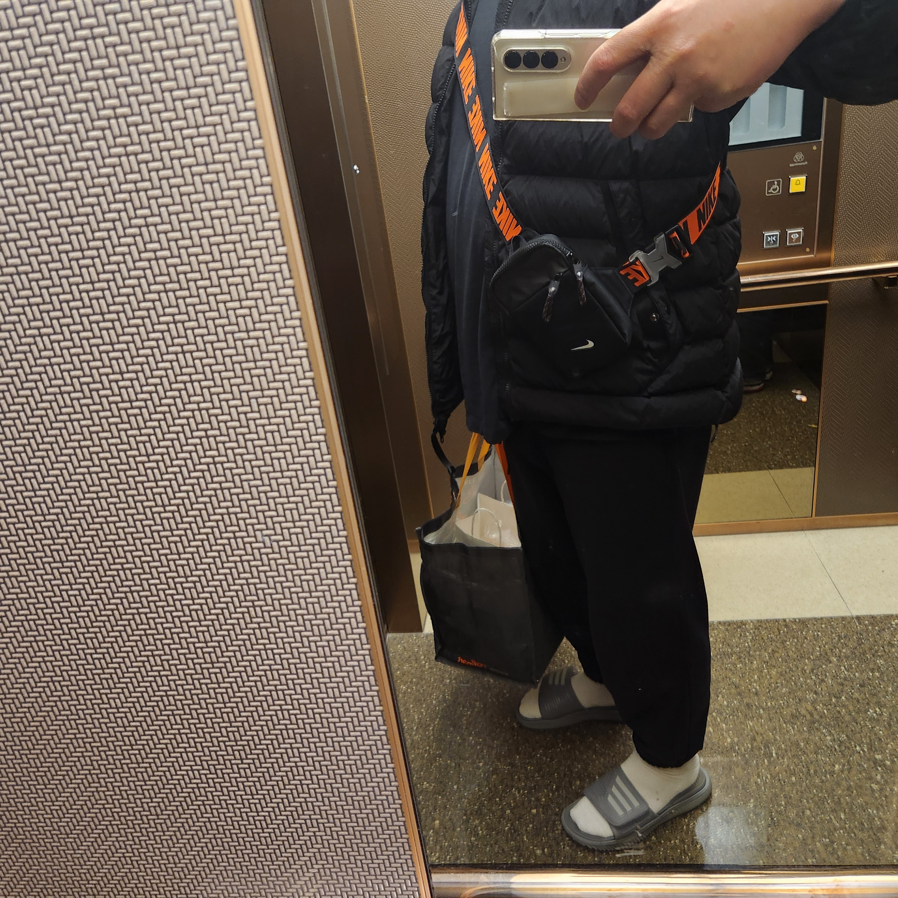 Nike NSW Essentials Hip Pack Small 1L Black 착용 스타일