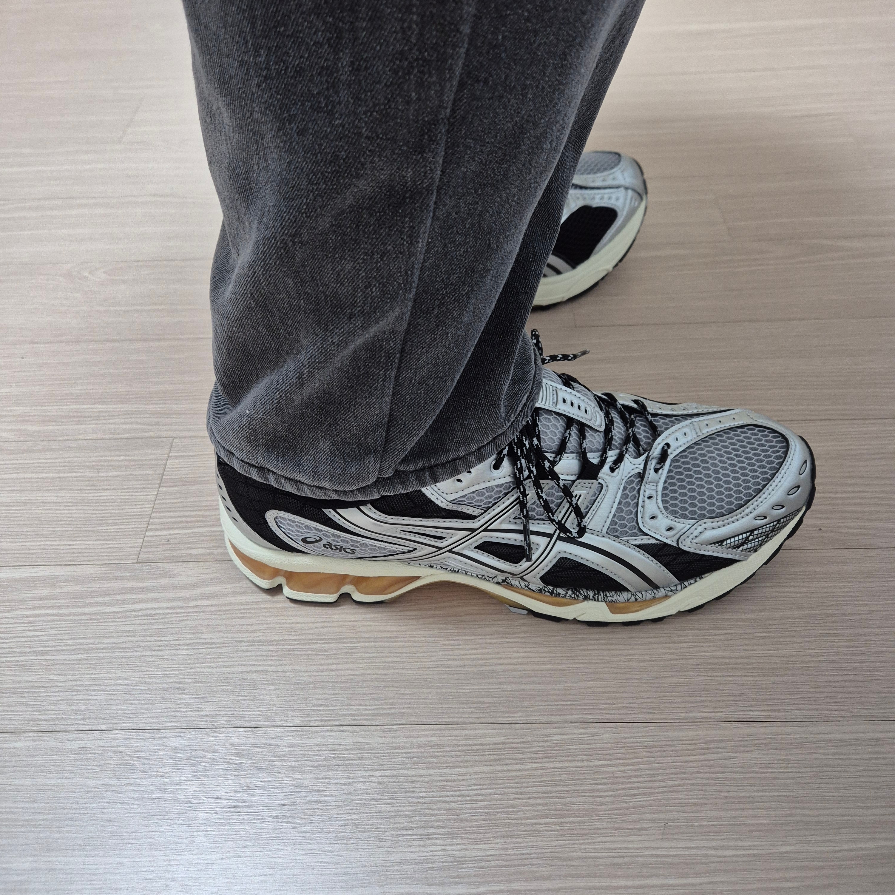 Asics Gel-Nimbus 10.1 Piedmont Grey Pure Silver 착용 스타일 - 3
