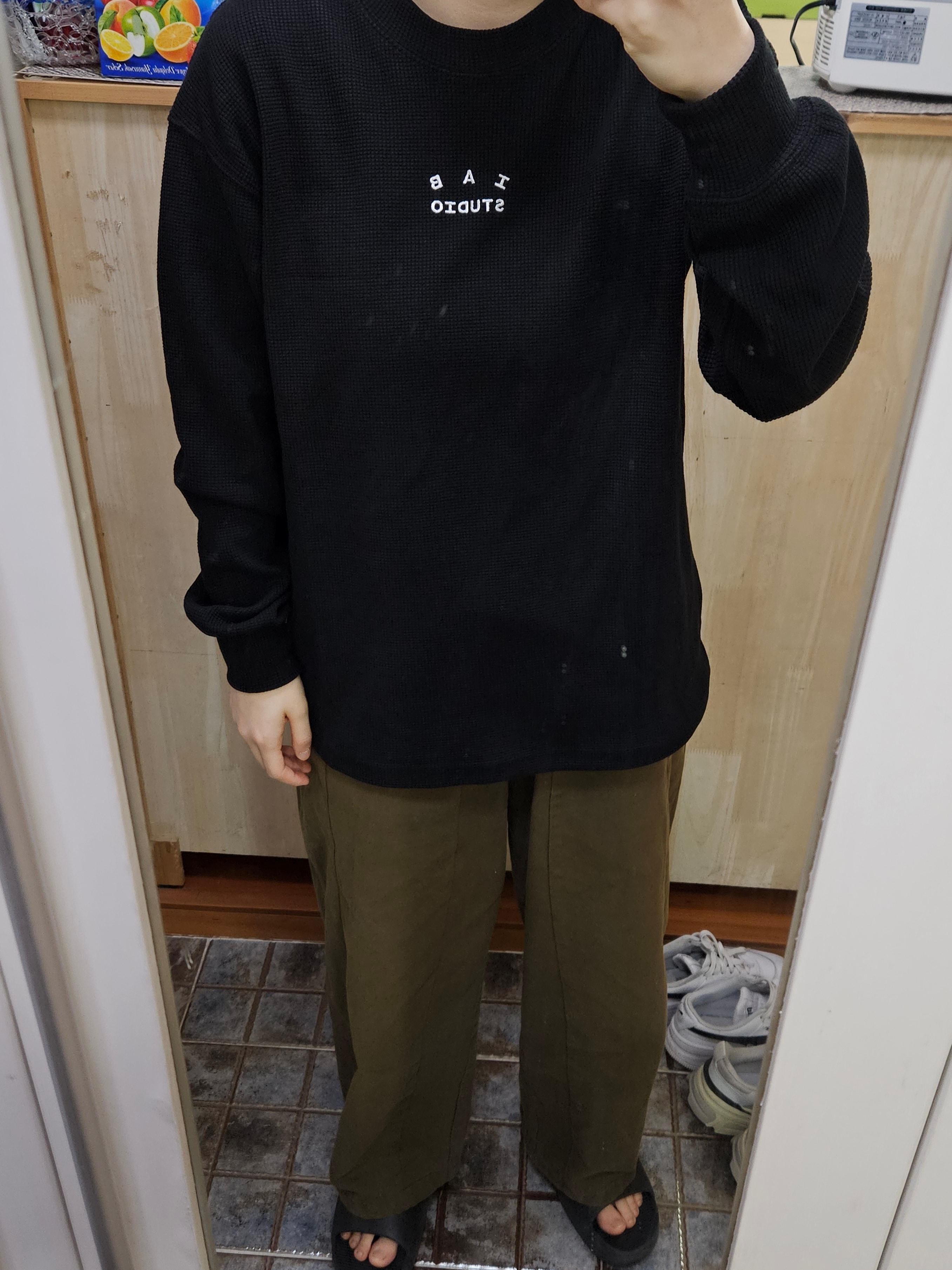 IAB Studio Waffle Long Sleeve Black White 착용 스타일 - 1