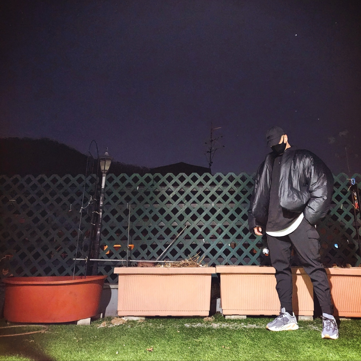 Yeezy Gap Engineered By Balenciaga Logo Long Sleeve T-Shirt Black, Yeezy Gap Engineered By Balenciaga Round Jacket 2 Black 착용 스타일 - 1