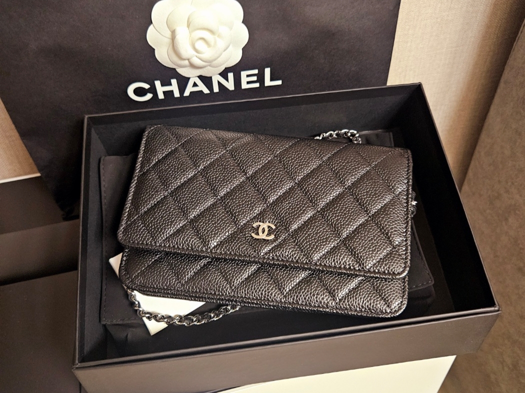 Chanel Classic Wallet On Chain Grained Calfskin & Silver Black 착용 스타일