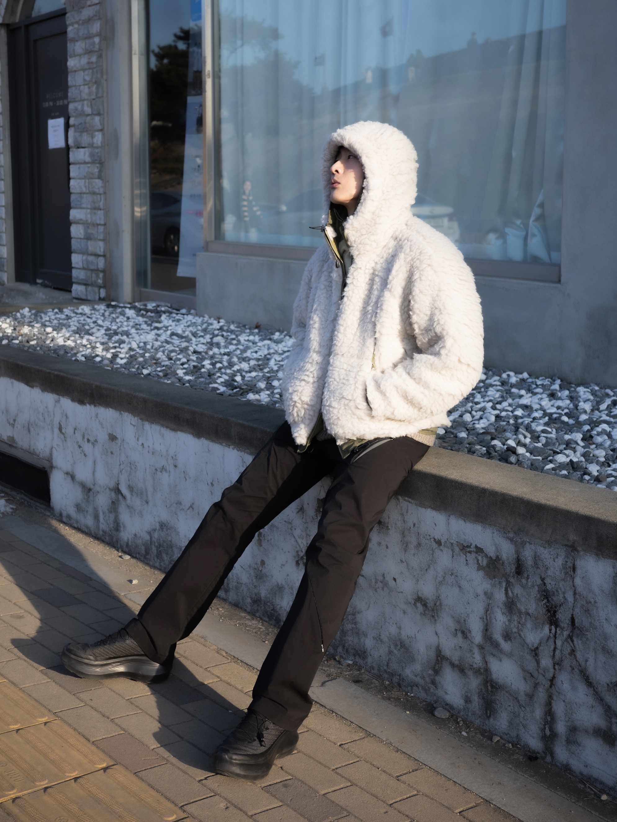 Roa Hiking Heavy Furry Jacket Silver Sage, Salomon x Comme des Garcons Pulsar Platform Black 착용 스타일 - 1