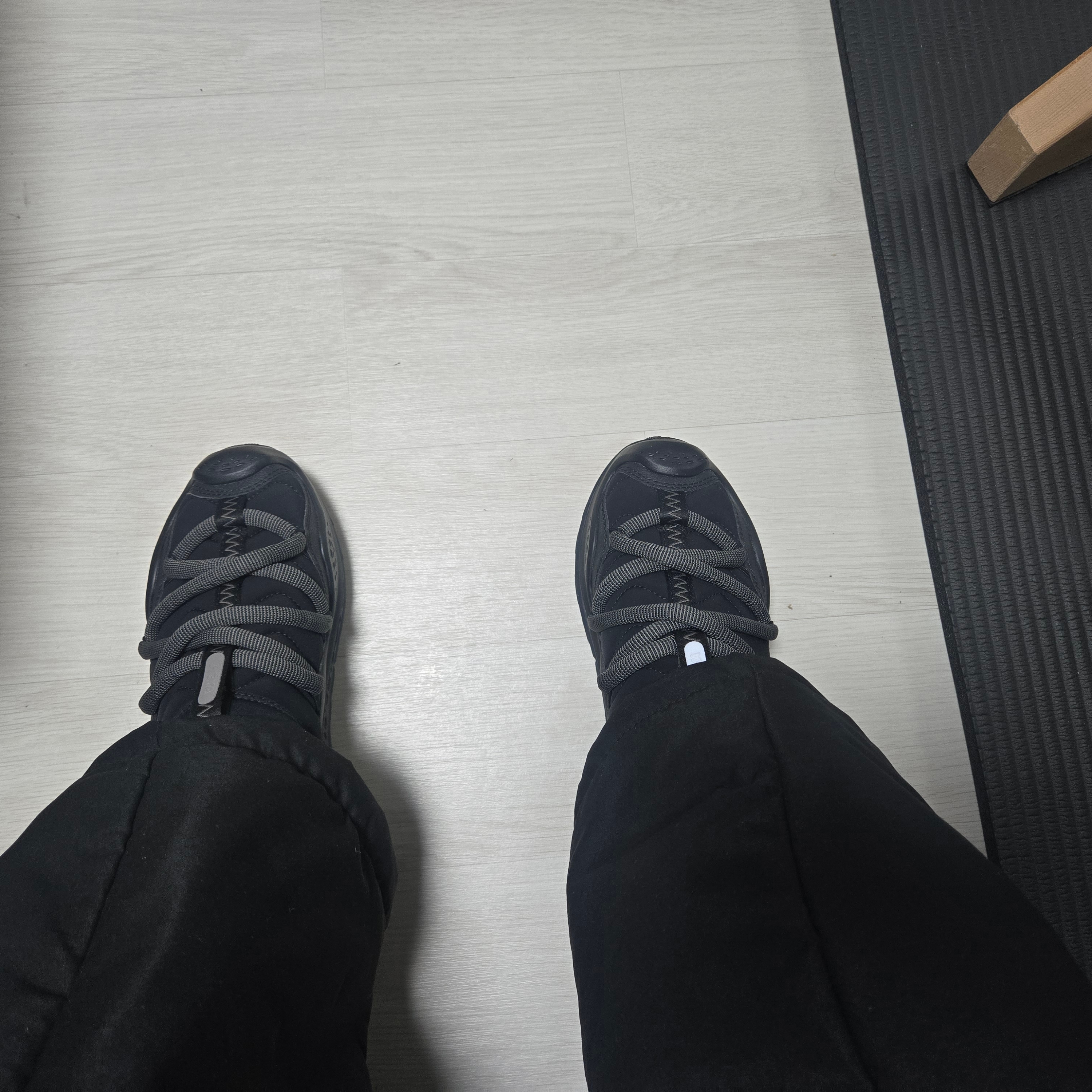 Hoka Ora Primo Black 착용 스타일
