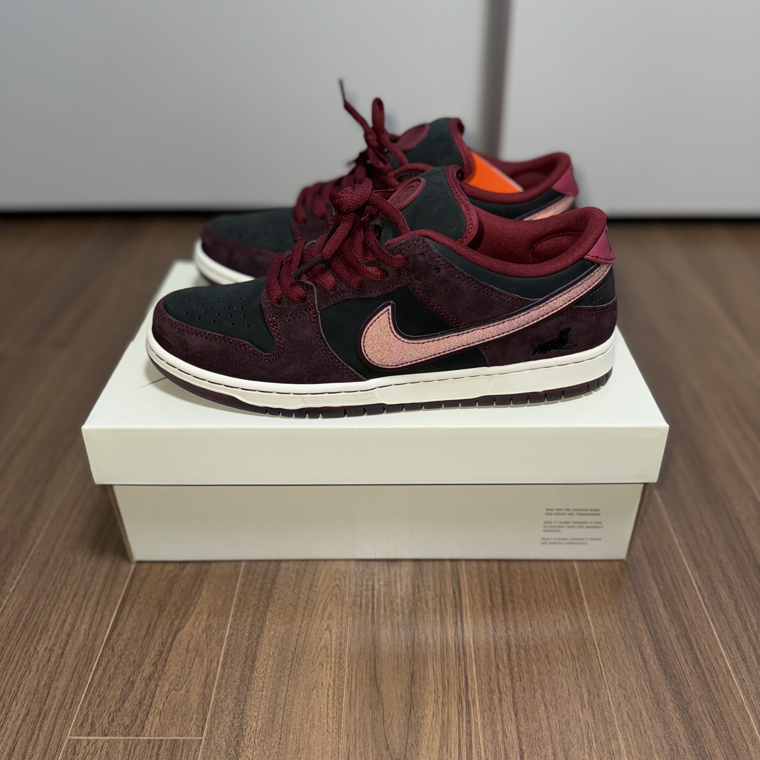 Nike x Riot Skateshop SB Dunk Low Pro Mahogany and Team Red 착용 스타일