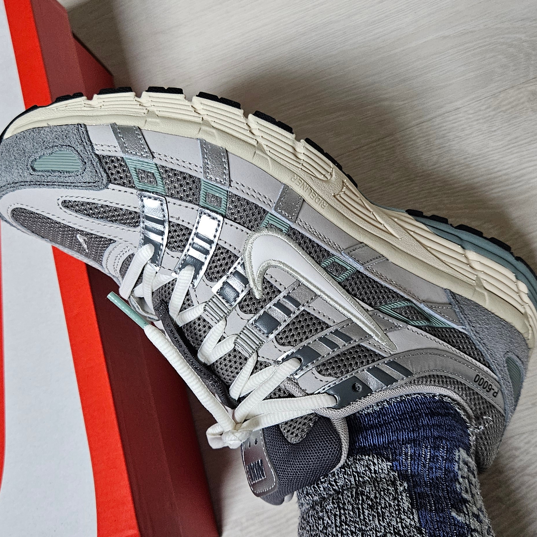 Nike P-6000 Flat Pewter Light Iron Ore 착용 스타일