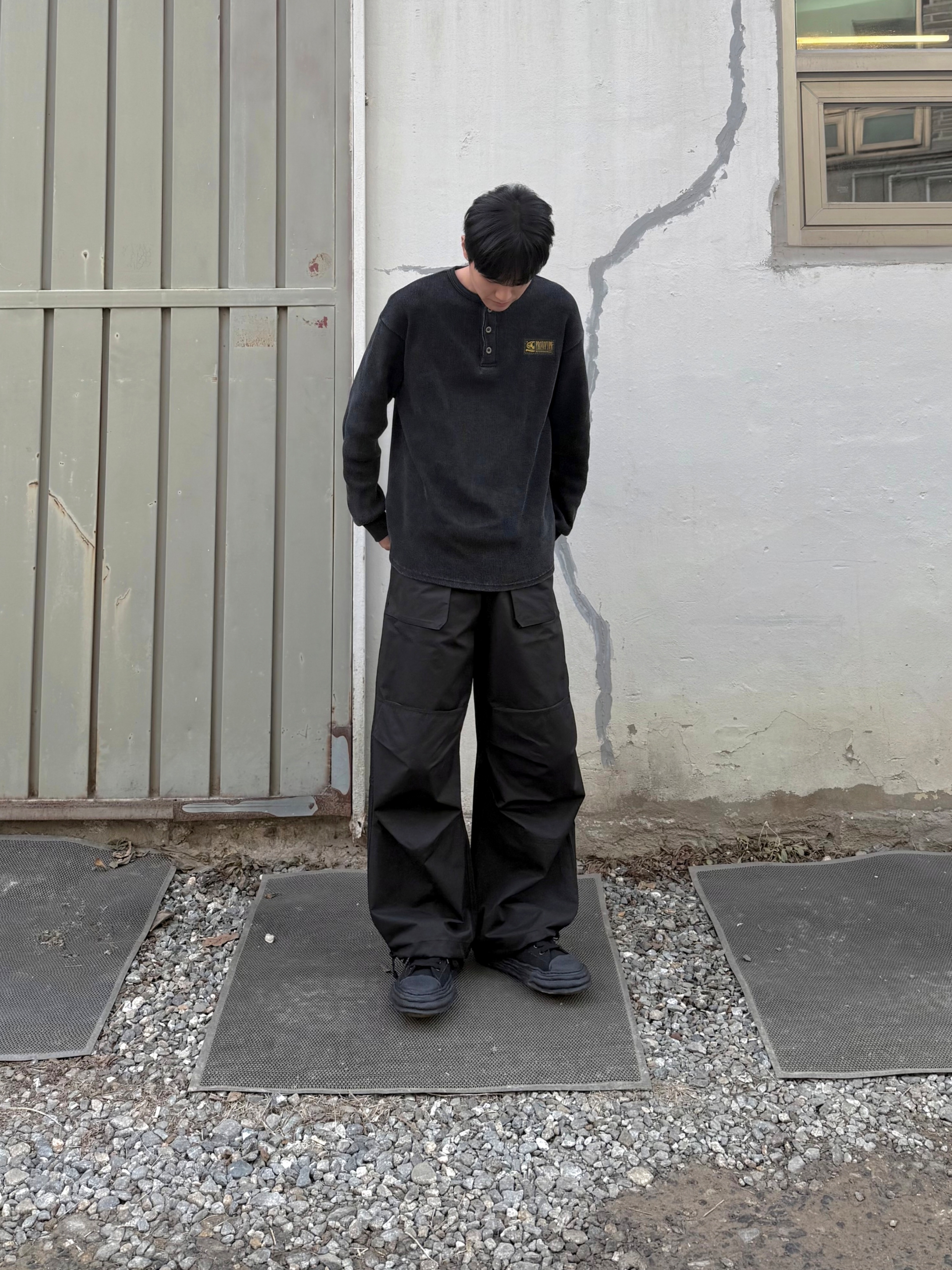 ETCE Prototype Henley Neck Waffle Knit Charcoal Yellow 착용 스타일 - 2