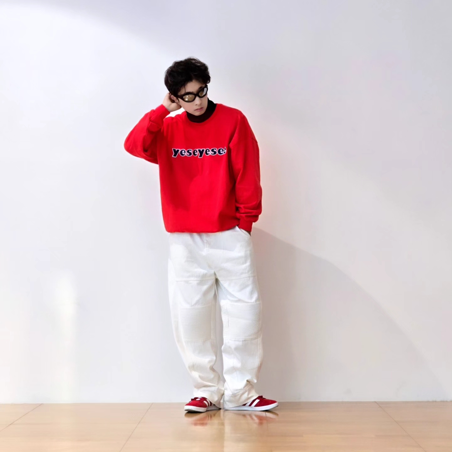 Adidas Gazelle Power Red 착용 스타일 - 1