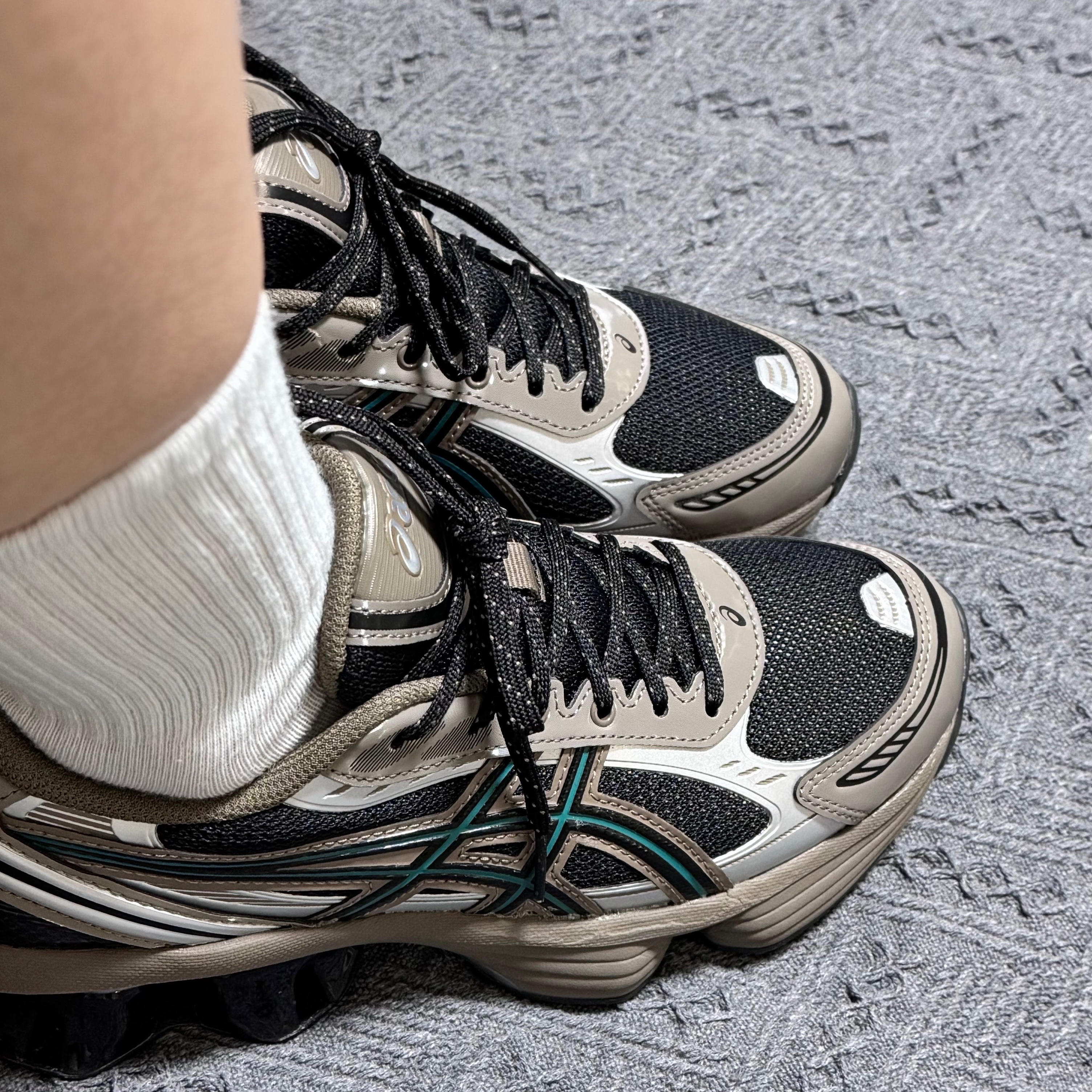 Asics Gel-Kinetic Fluent Black Dark Taupe 착용 스타일 - 1