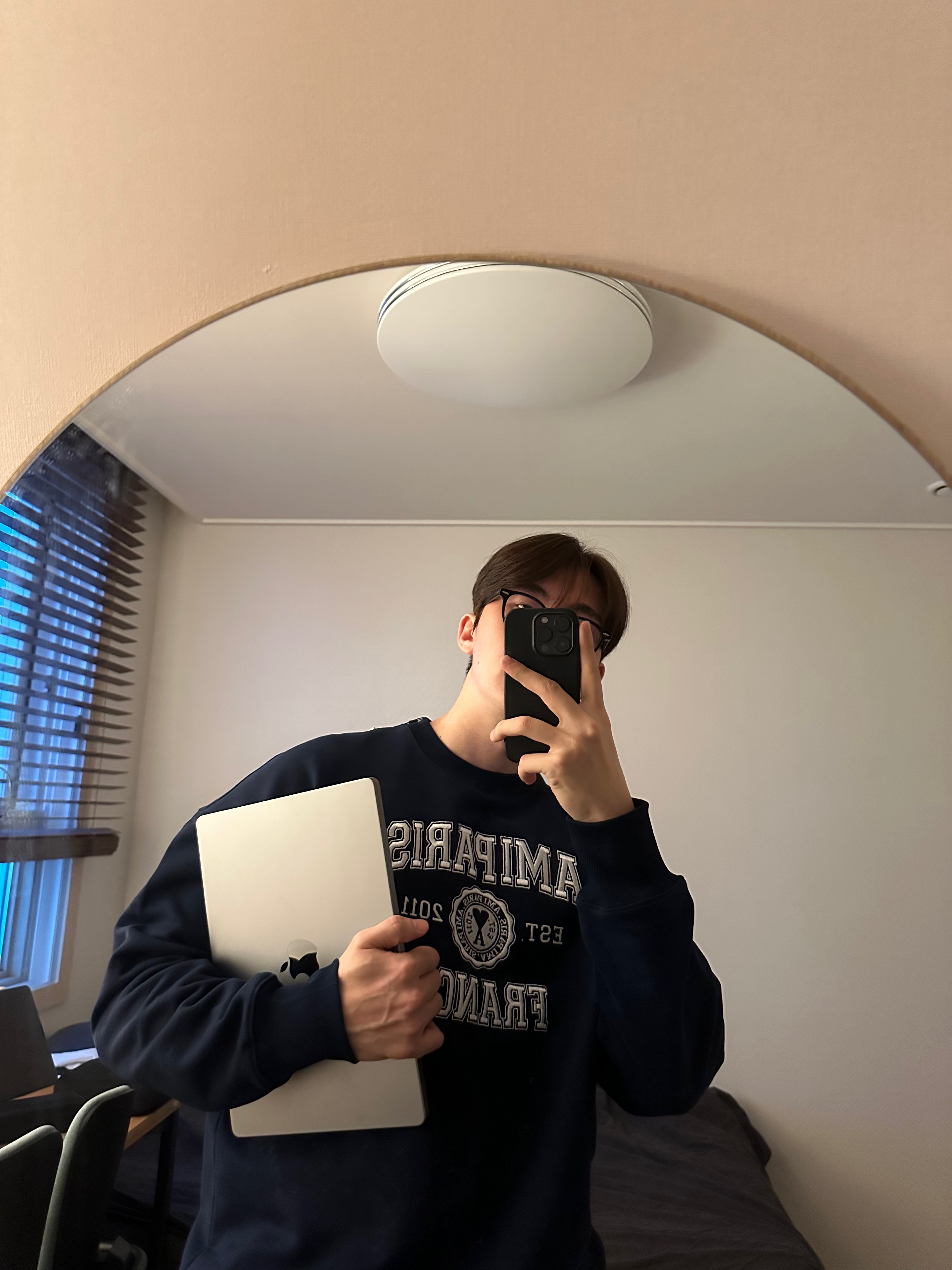 Ami Paris France Crewneck Sweatshirt Nautic Blue 착용 스타일